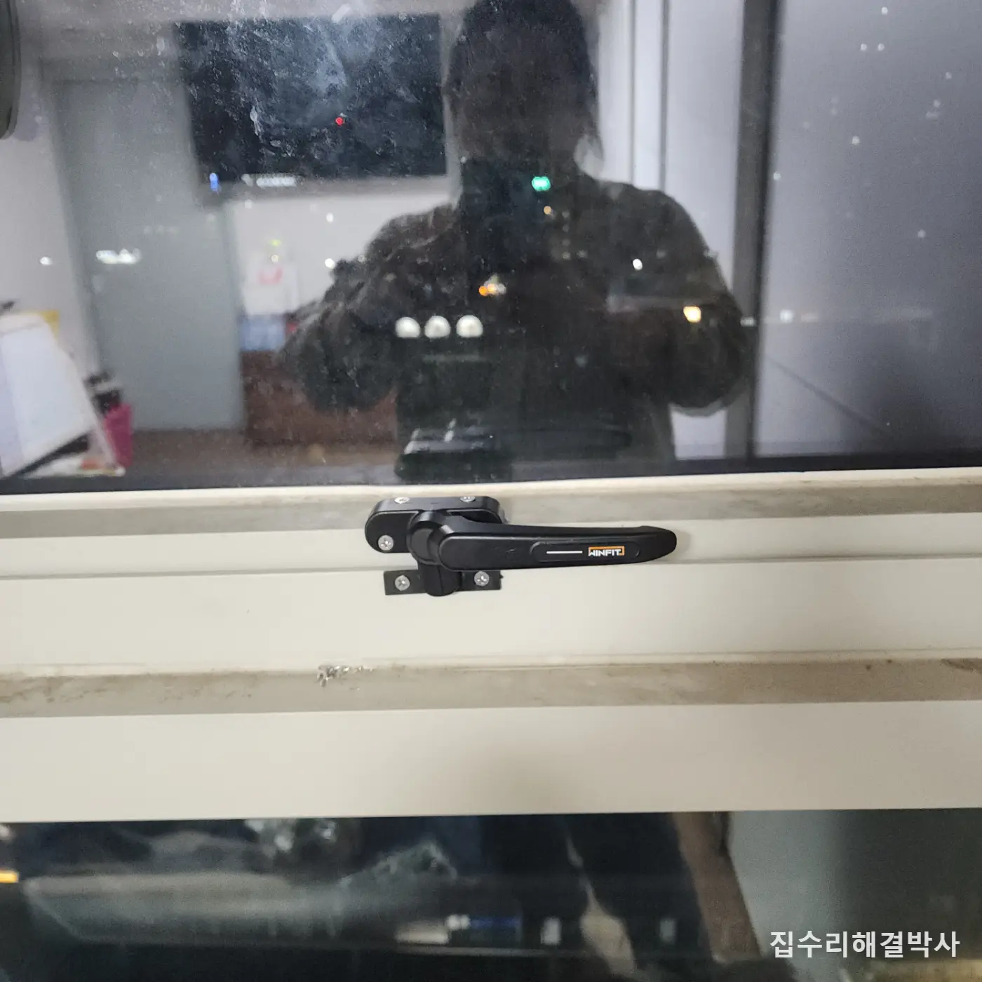 지게이아 손잡이 시스템창이 안 잠길 때 — 문틀 락킹 문제면 미닫이 잠금장치로 시공 사진 3