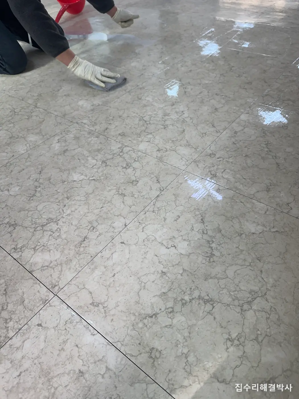 묵은 때 낀 데코타일, 철거만이 답은 아닙니다 — 세척하고 왁스로 살리는 방법 시공 사진 5