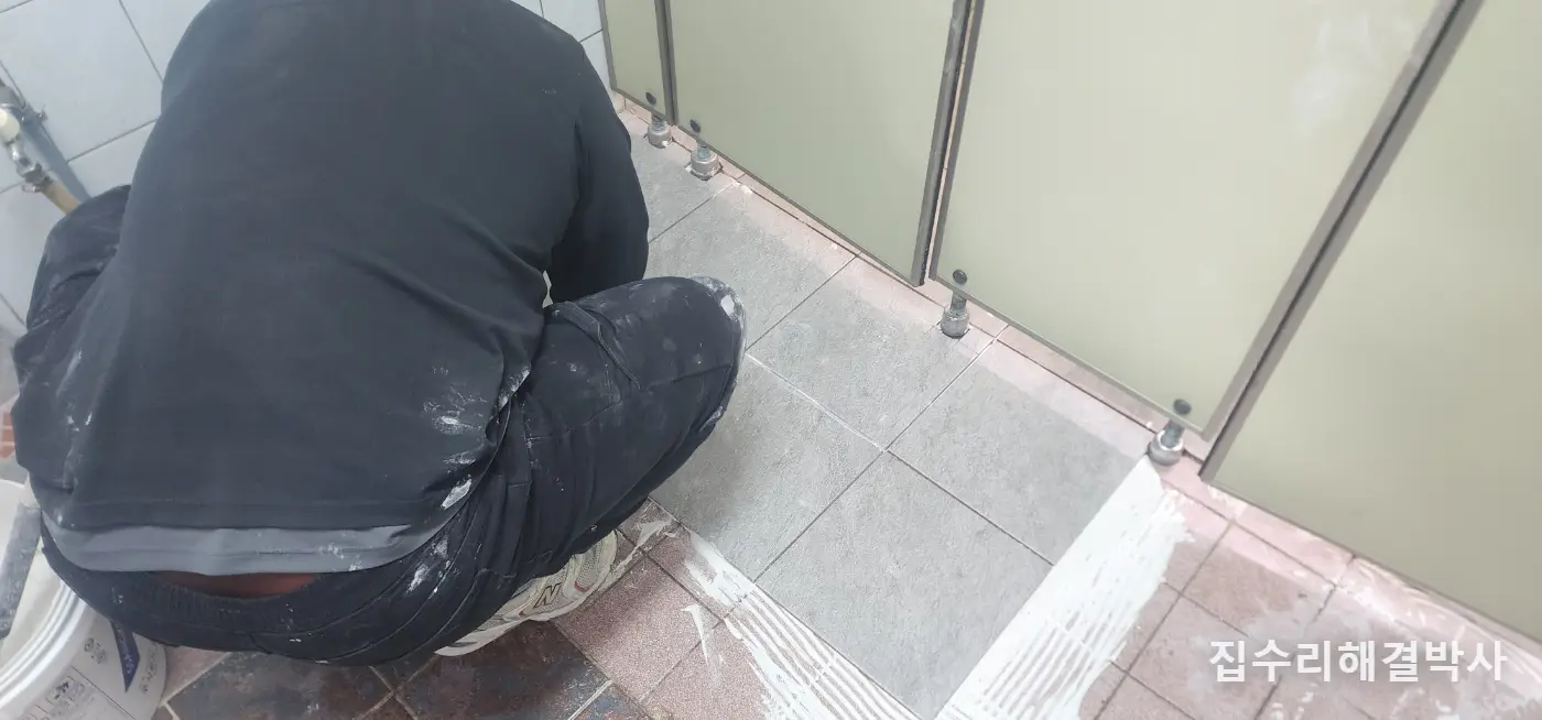 오래된 화장실 바닥 타일 덧방 — 소변기 떼고 배수구 새로, 들뜬 타일까지 시공 사진 2