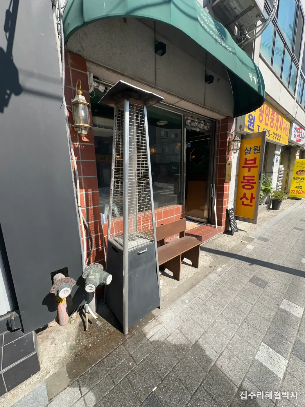 매장 통창을 들어올리는 창으로 — 창 아래 바테이블까지 한 번에 짜 넣는 방법 시공 사진 1