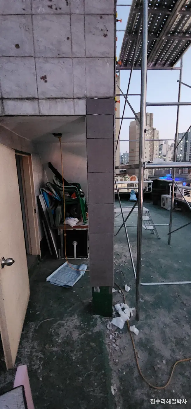 빌딩 옥상 외벽 타일이 떨어질 때 — 한 면만 철거하고 1cm 두께 타일로 다시 붙이는 방법 시공 사진 5