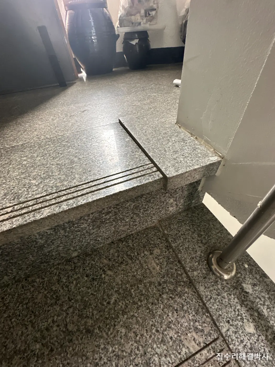 계단에 문을 달 수 없는 빌라 — 2층 계단 입구에 알루미늄 타공판 모기장 시공 사진 1