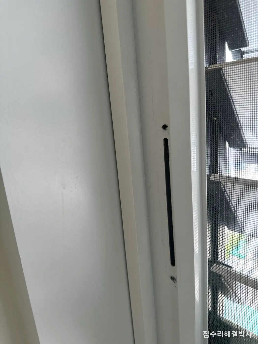 구할 수 없는 루버창 손잡이 — 파손된 가이드를 범퍼 복원 기법으로 보강 시공 사진 3