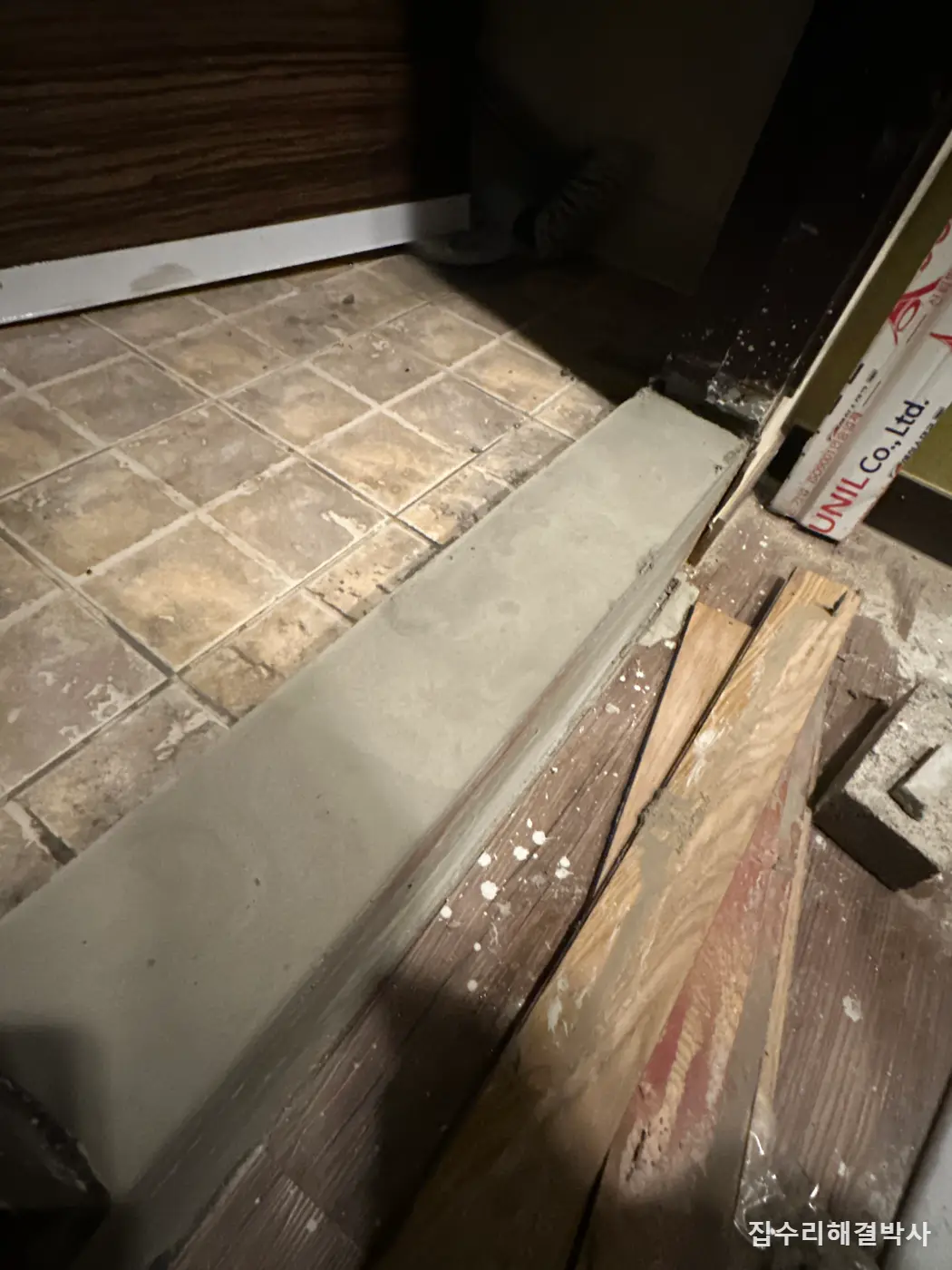 상가 샤워실 나무 문턱이 썩었을 때 — 앙카로 받쳐 미장하고 타일로 다시 만들기 시공 사진 5