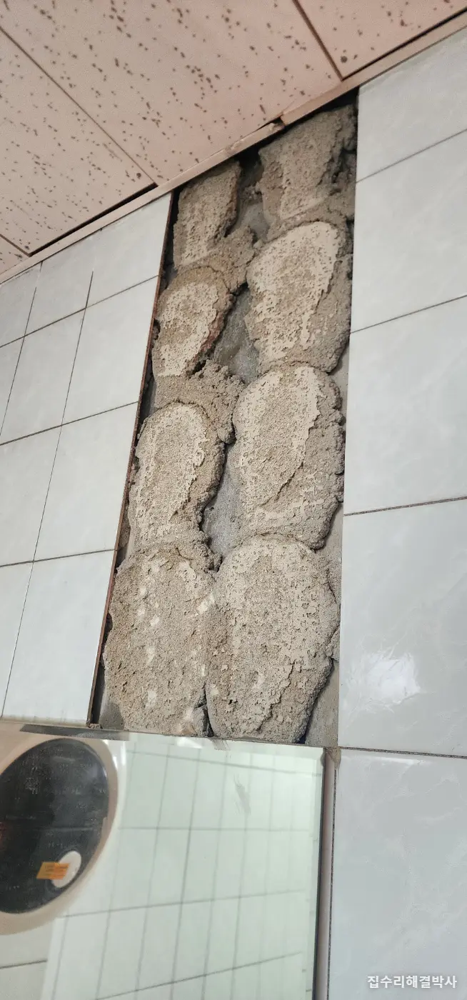 오래된 화장실 바닥 타일 덧방 — 소변기 떼고 배수구 새로, 들뜬 타일까지 시공 사진 4