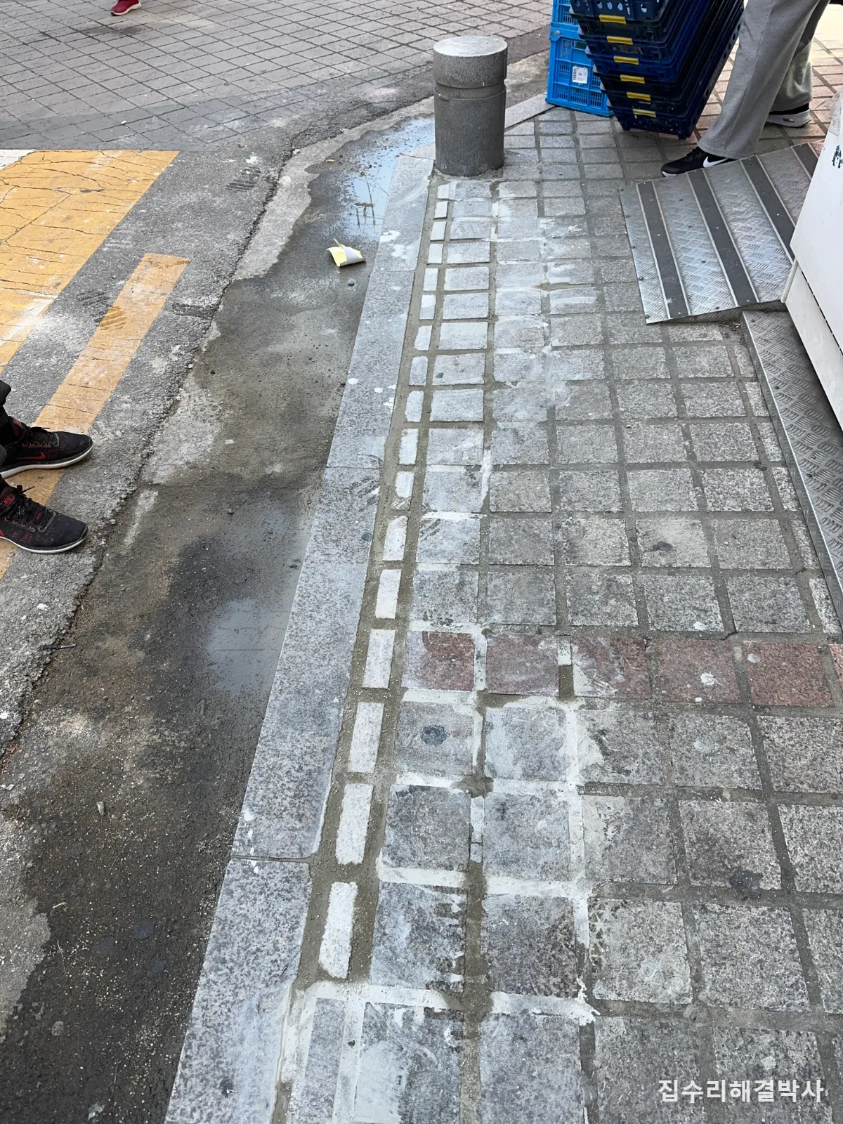 상계동 건물 출입구 화강석 타일 덜컥거림  깨진 줄눈 철거하고 판을 직접 재단해 교체 시공 사진 4