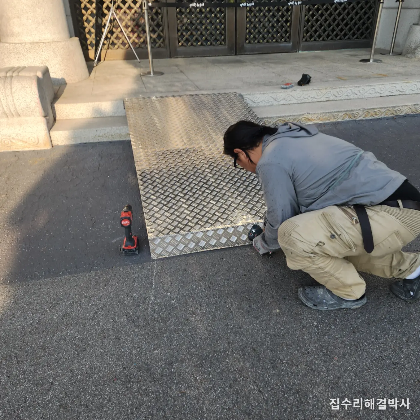 대리석 계단을 뚫지 않고 세우는 경사로 — 행사 끝나면 흔적 없이 걷어냅니다 시공 사진 3