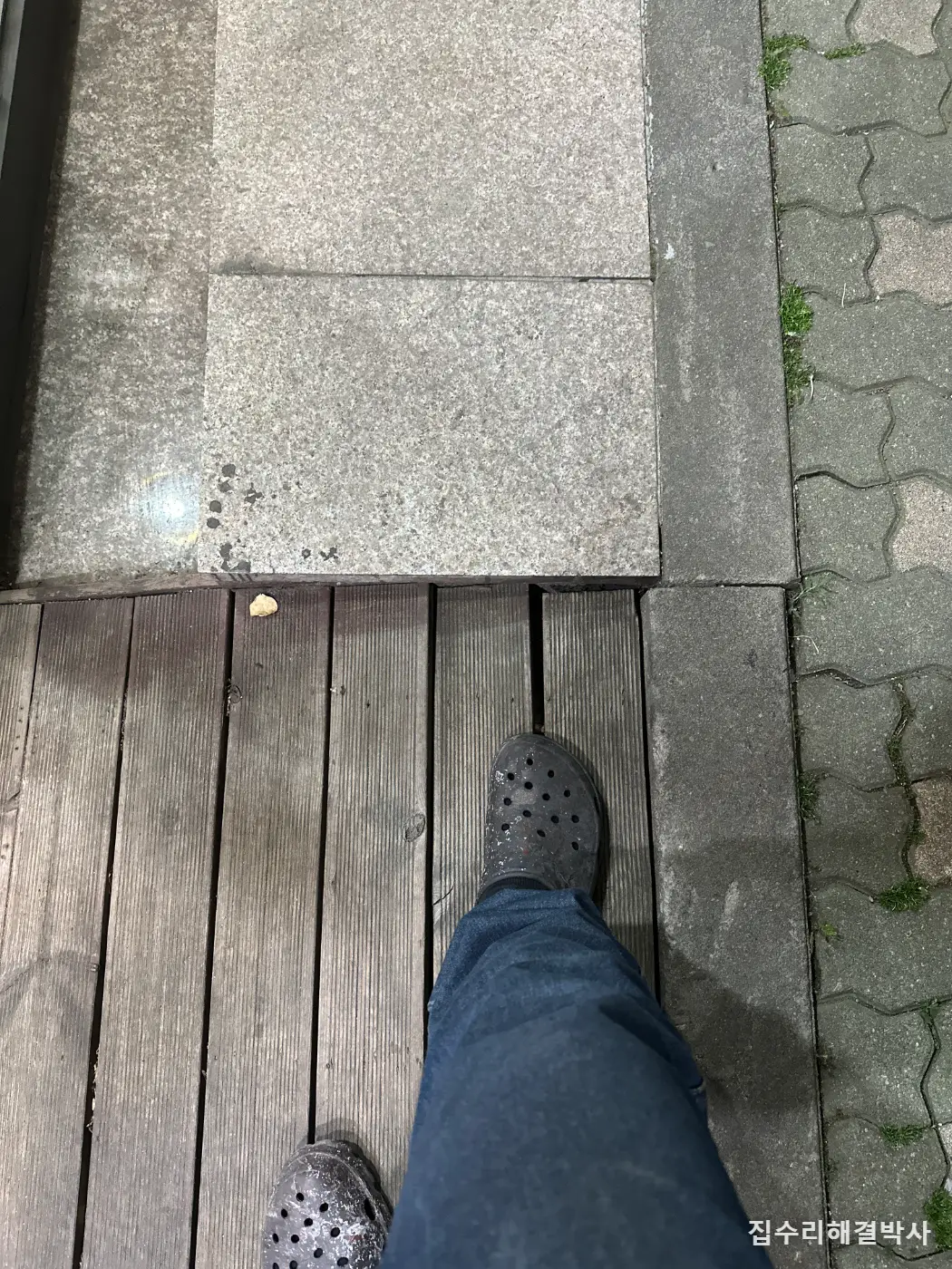 오토바이 사고로 부서진 데크 하지 — 지지대 높이를 하나씩 맞춰 새로 시공
