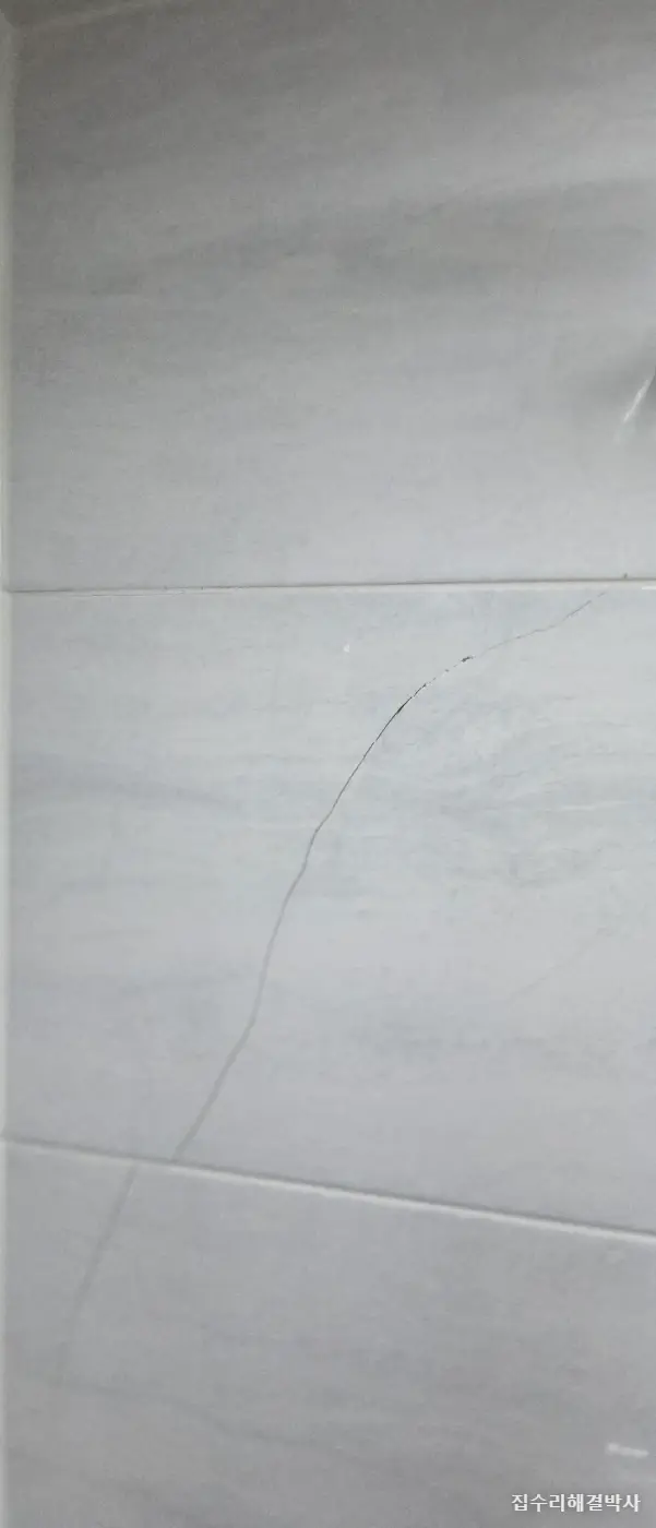 화장실 타일이 들뜨고 갈라질 때 — 벽에 남은 기름기가 원인이라 떡밥까지 걷어내고 다시 붙입니다 시공 사진 2