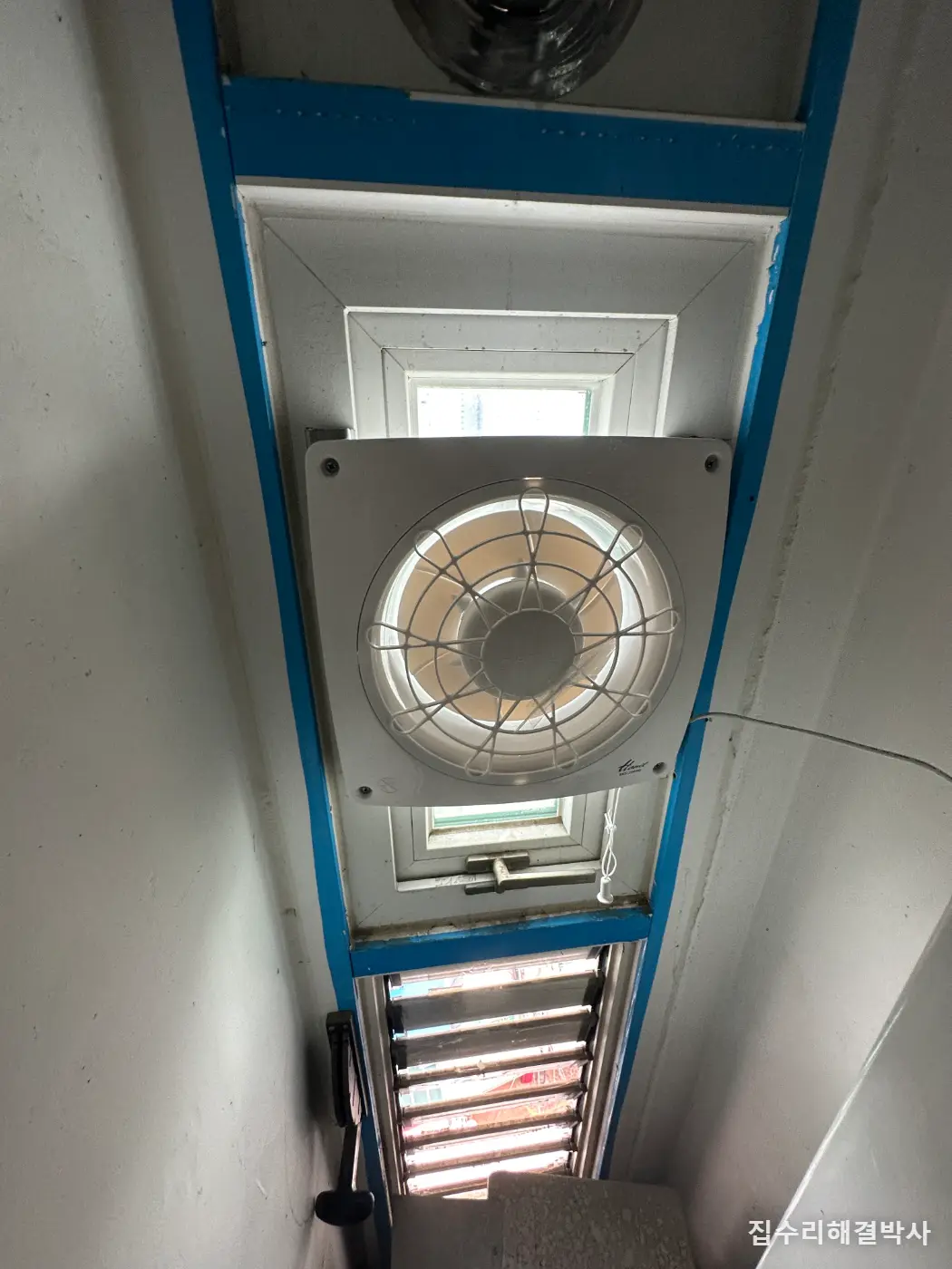 실외기실 열이 안 빠질 때 — 조그만 창문에 50mm 각파이프 가이드로 환풍기 시공 사진 7
