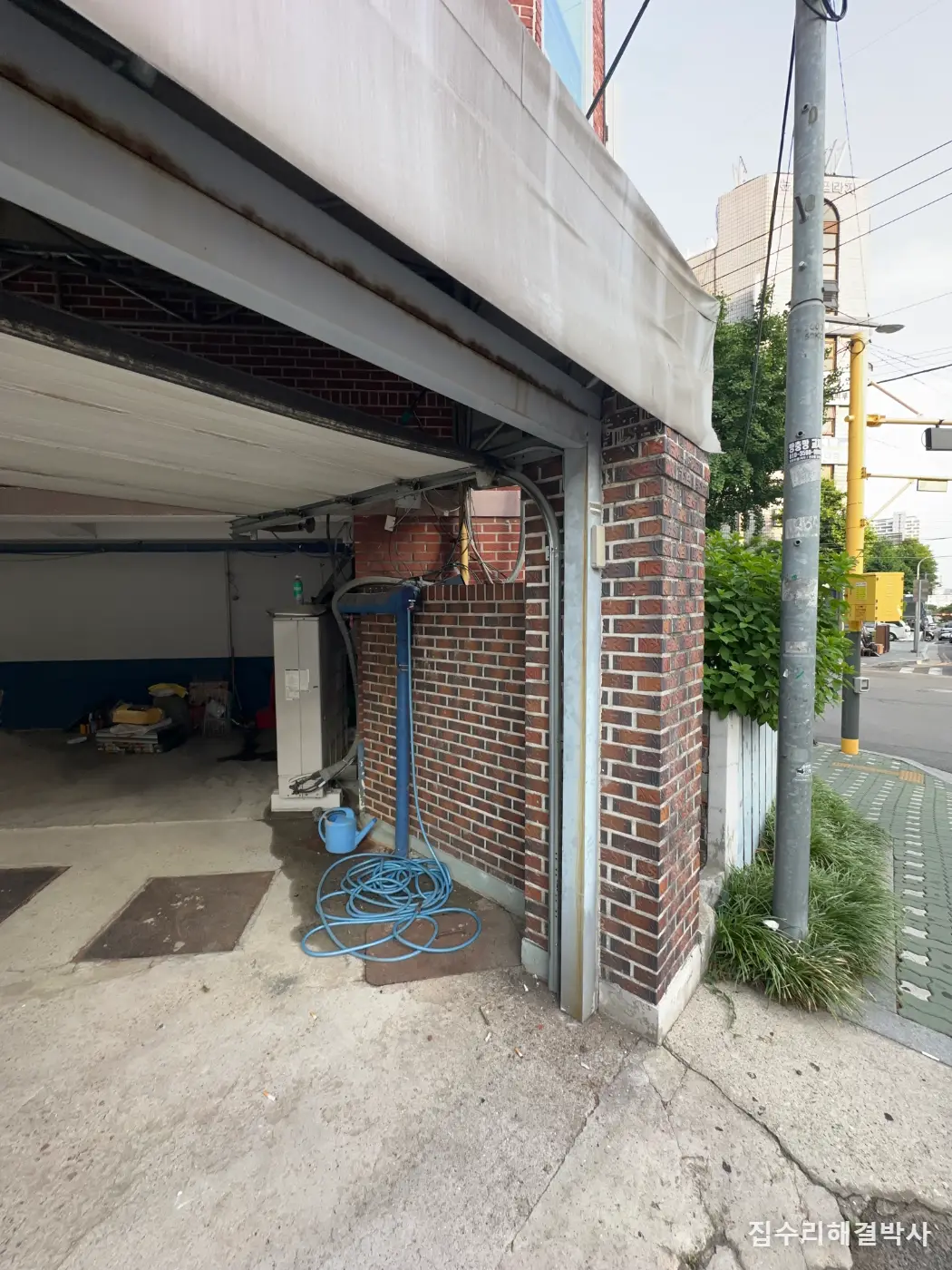 차고문 레일이 휘었을 때 — 기존 부품을 살리고 고정부를 보강해 고치는 방법 시공 사진 7