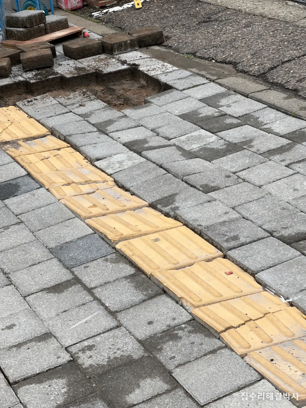 보도블럭을 시멘트로 메우면 더 망가집니다 — 들썩이는 블럭은 아래를 다시 잡아야 합니다 시공 사진 7