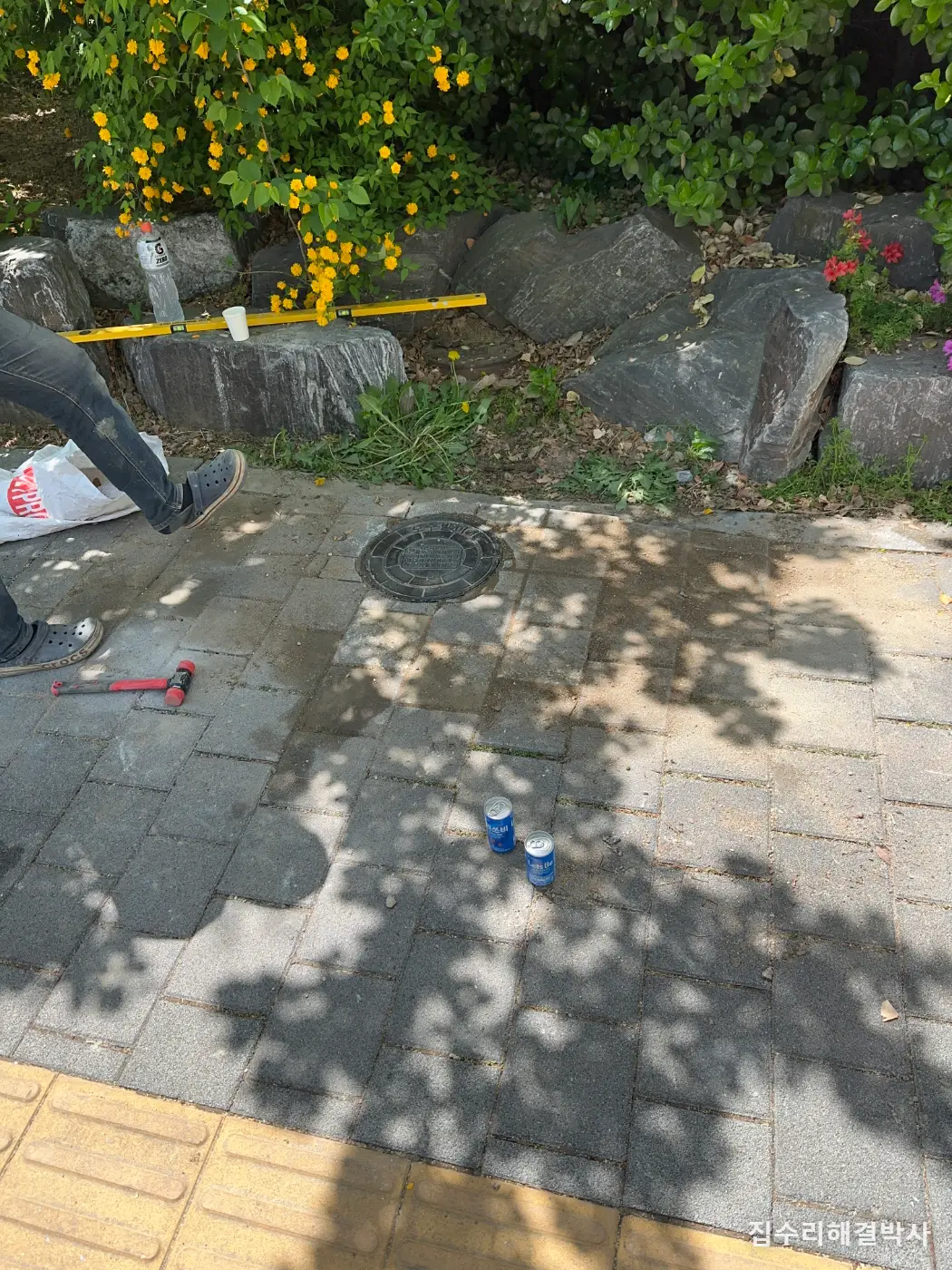 맨홀 옆 보도블럭이 자꾸 내려앉는 이유 — 블럭을 다시 까는 게 아니라 땅속 빈 공간부터 채워야 합니다 시공 사진 7
