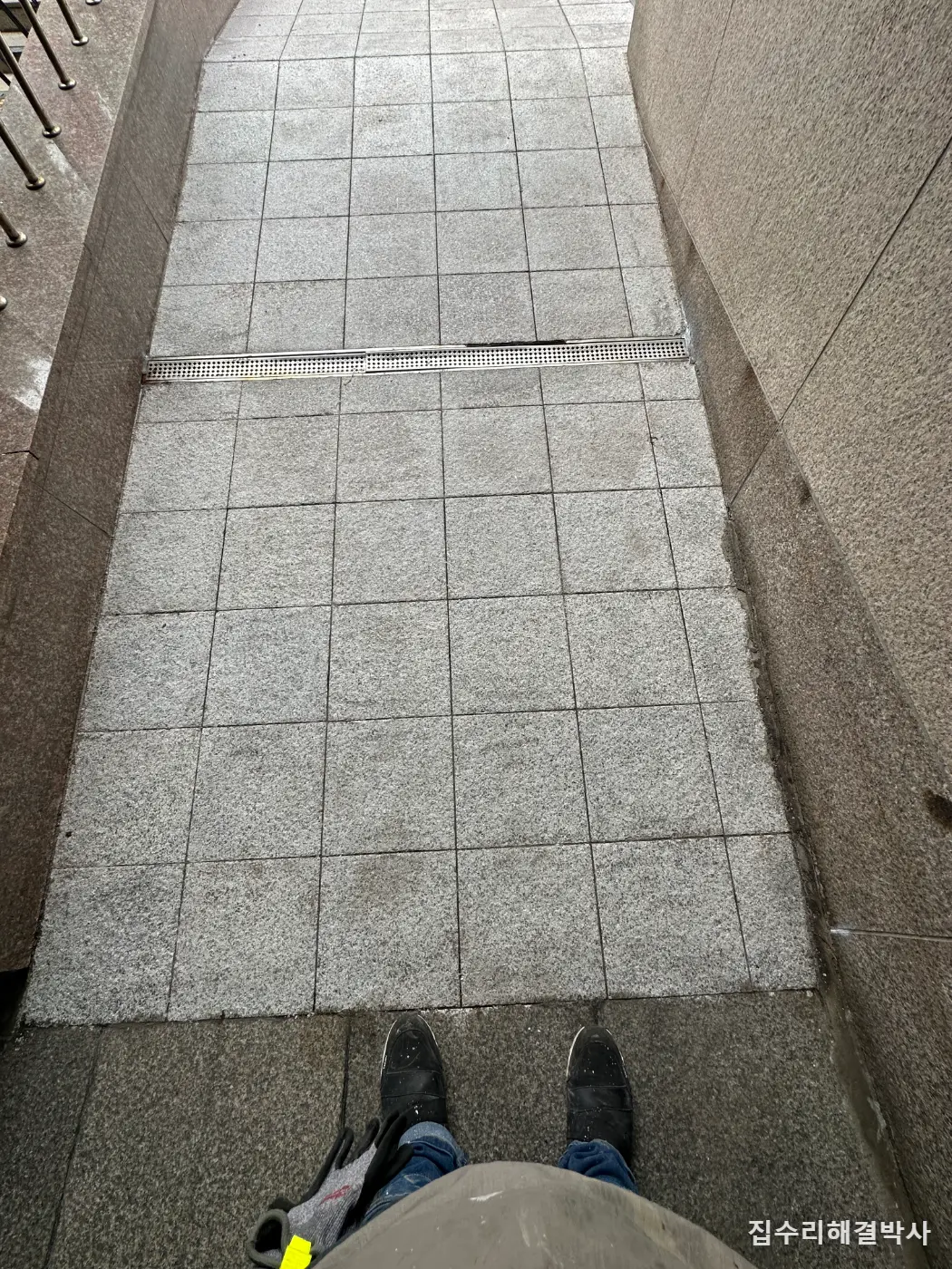 비 오면 미끄러운 대리석 경사로 — 맨들해진 버너석을 다시 버너작업으로 까끌하게 시공 사진 7