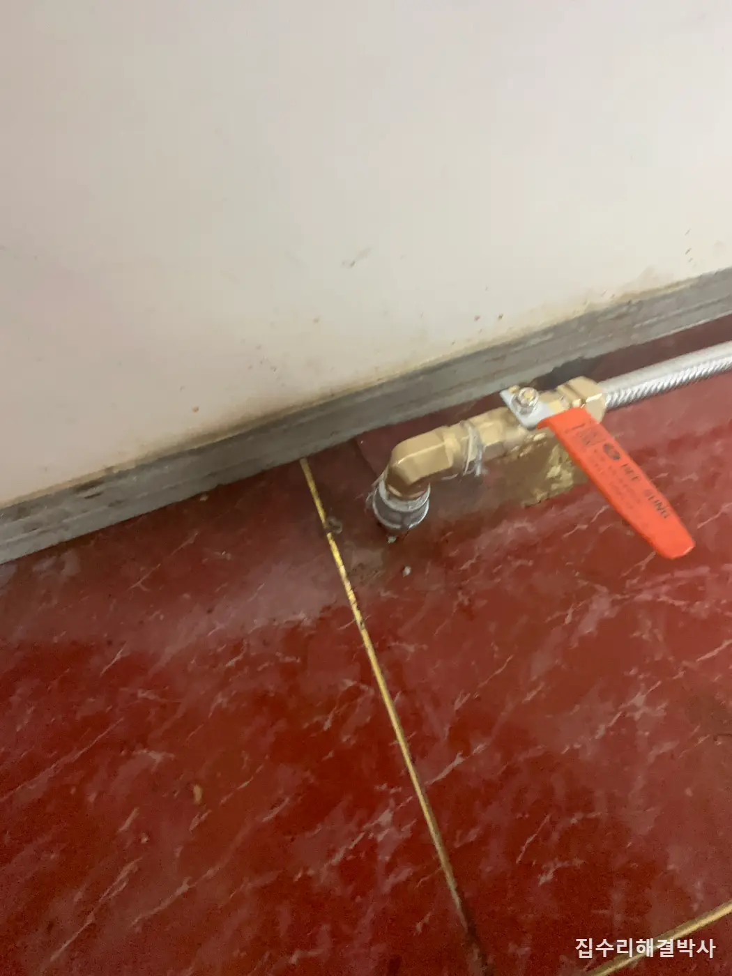 라디에이터에서 물이 샐 때 — 떼어내는 것보다 떼어낸 자리를 잇는 것이 일입니다 시공 사진 7