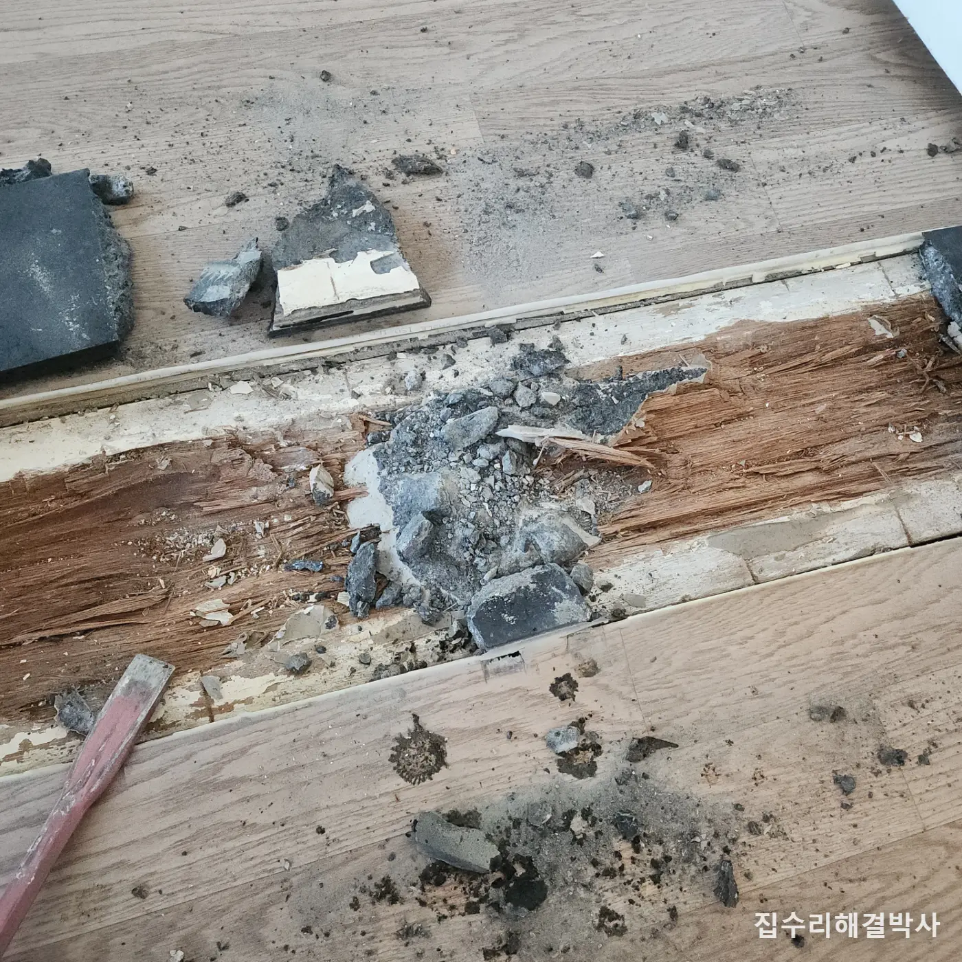 대리석 문턱을 없앨 때 — 아래에 보일러 배관이 지나갑니다 시공 사진 3