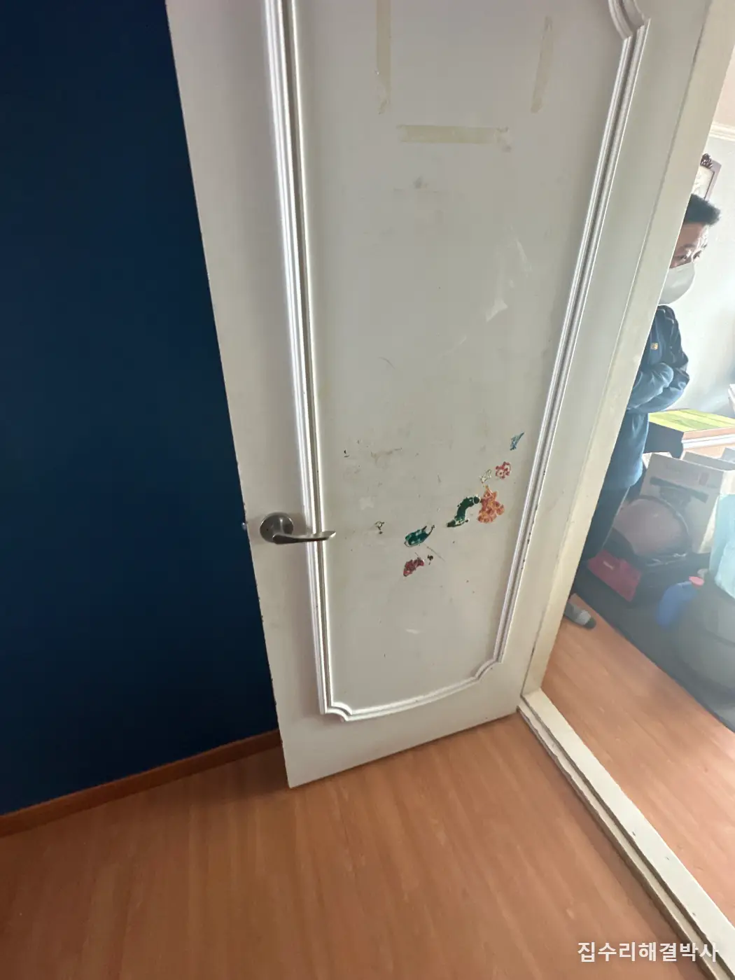 낙서·스티커로 상한 방문 수성페인트 — 중문까지 7개, 젯소 뒤 세 번 칠하기
