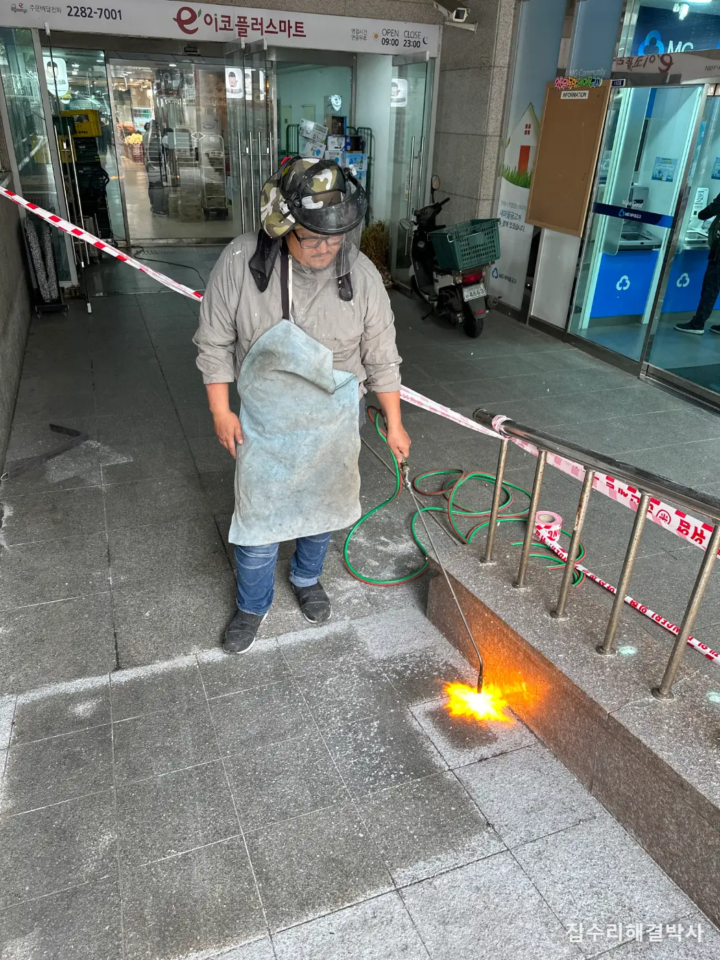 비 오면 미끄러운 대리석 경사로 — 맨들해진 버너석을 다시 버너작업으로 까끌하게 시공 사진 5