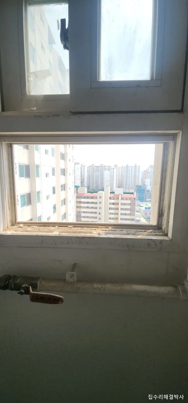 다 삭아 부스러지는 보일러실 루바창 — 작업 과정