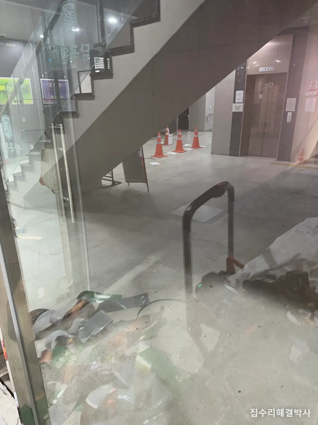 폐업한 고기집 유리 광고필름 철거 — 원상복구를 했는데 필름만 남아 있던 상가 시공 사진 3
