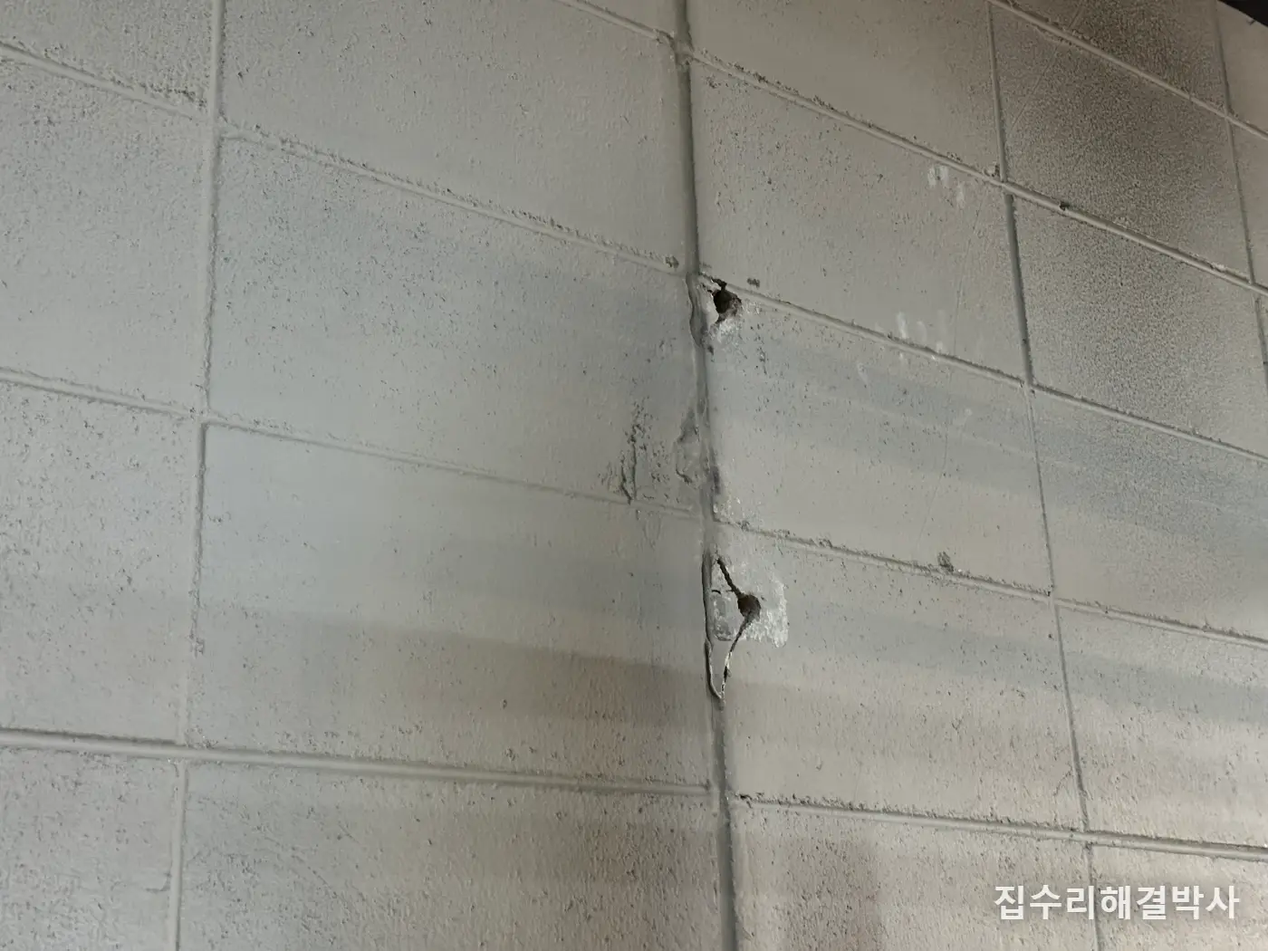 철봉이 흔들리고 벽돌에 금 갈 때 — 속 빈 브로크 벽돌에 300mm 앙카 재시공 시공 사진 5