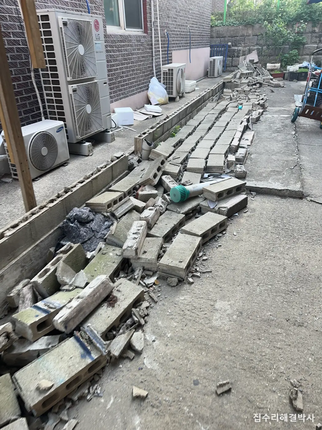 발끝으로 밀어도 넘어가는 담장 — 벽돌이 아니라 기초가 문제입니다 시공 사진 1
