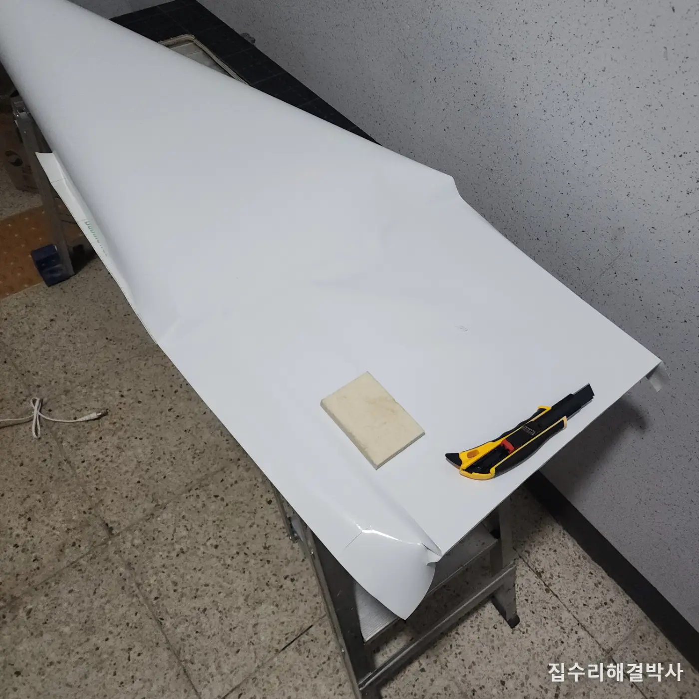 천정도 벽도 못 뚫는 상가 환풍기 — 프로젝트창에 태고합판 프레임을 맞춰 설치 시공 사진 2