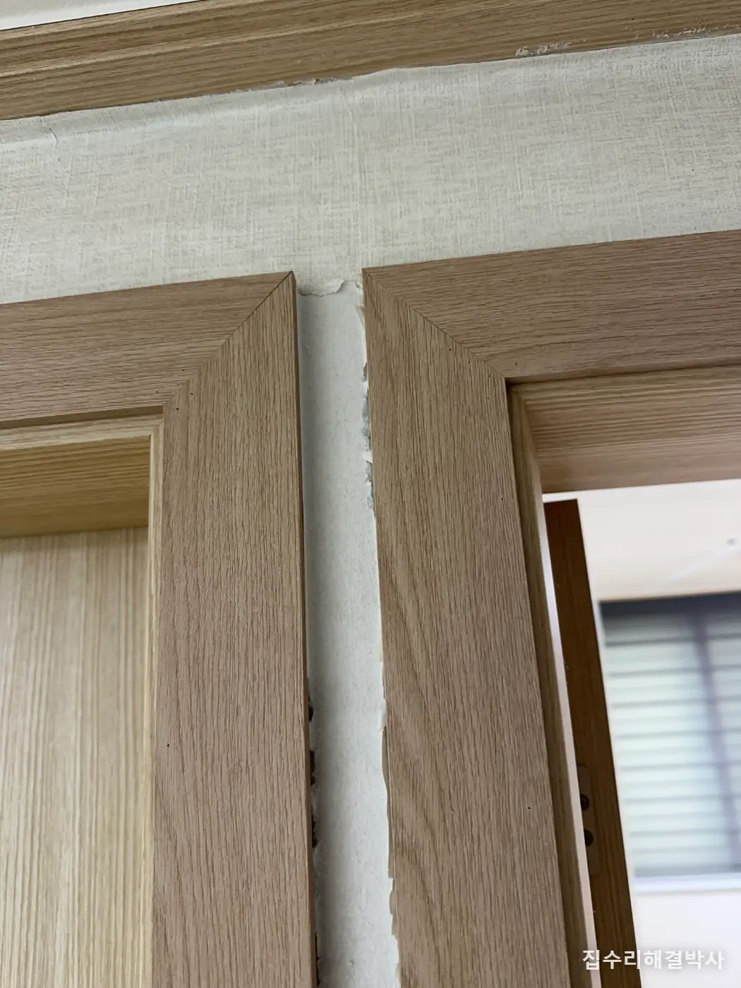 반려견 마킹으로 부푼 몰딩은 말려도 안 돌아옵니다 — 단종된 자재를 현장에서 색 맞춰 교체한 방법 시공 사진 6