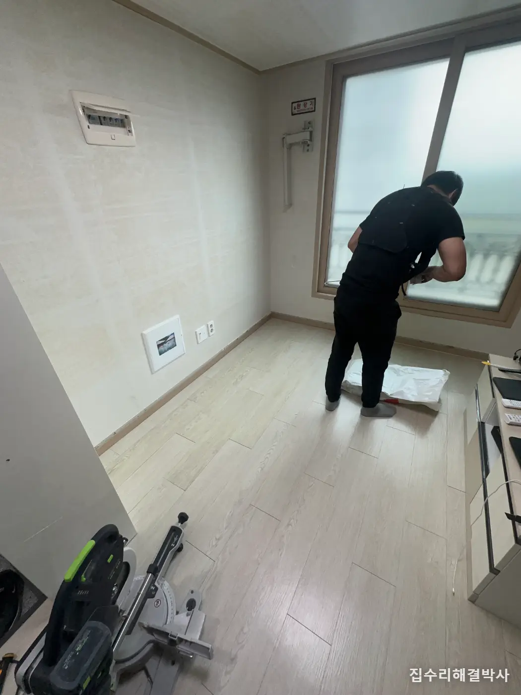 반려견 마킹으로 부푼 몰딩은 말려도 안 돌아옵니다 — 단종된 자재를 현장에서 색 맞춰 교체한 방법 시공 사진 5