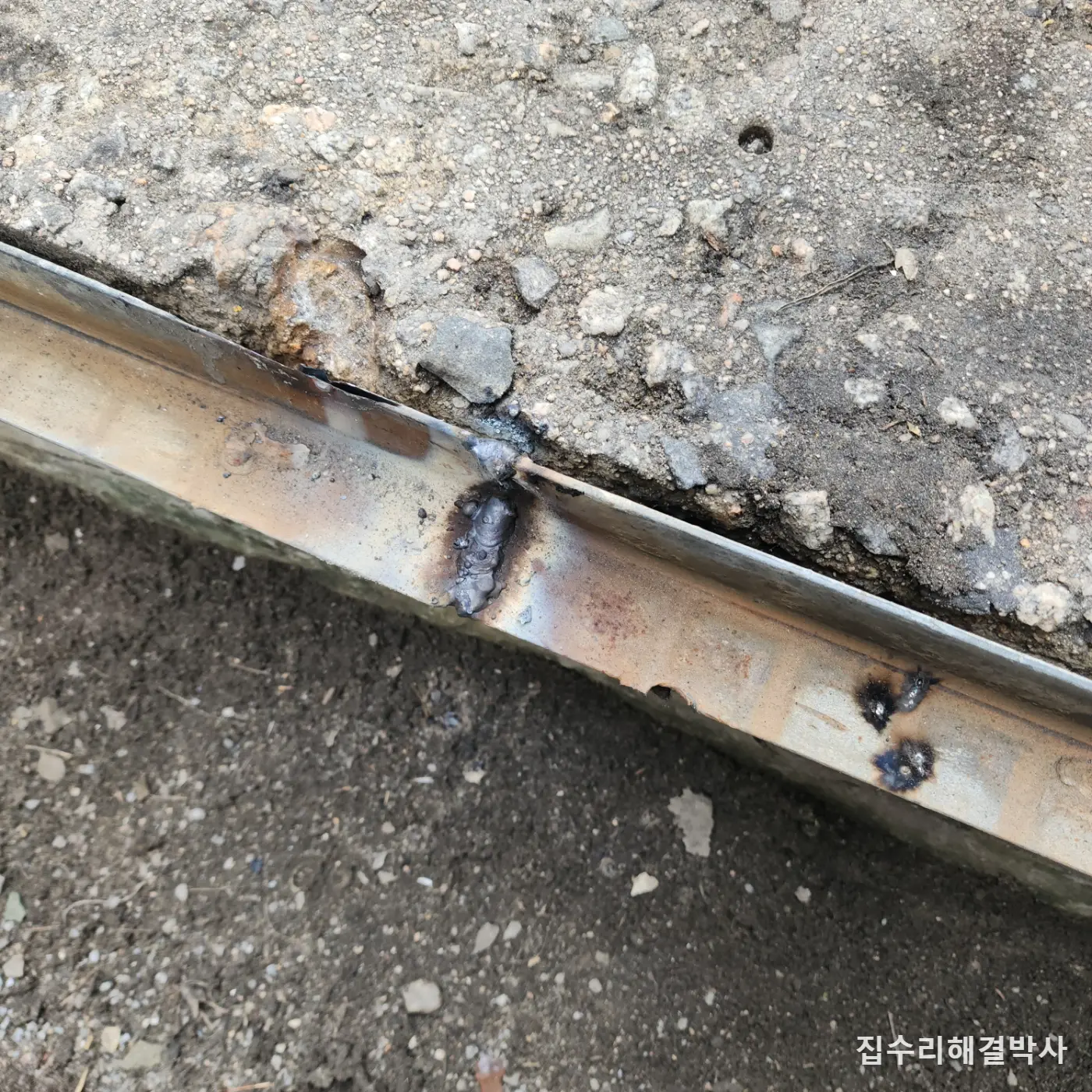 무소음 트렌치는 그냥 얹는 게 아닙니다 — 시멘트를 절개해 자리부터 만듭니다 시공 사진 4