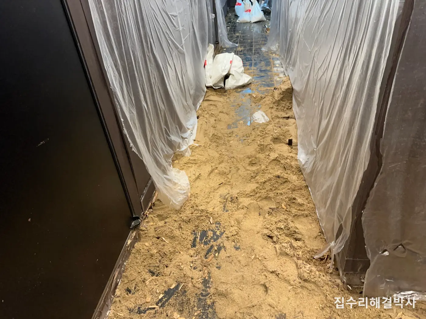 누수로 방음 바닥이 울렁일 때 — 썩은 부위를 도려내고 말린 뒤 마감하는 부분 철거 시공 사진 5