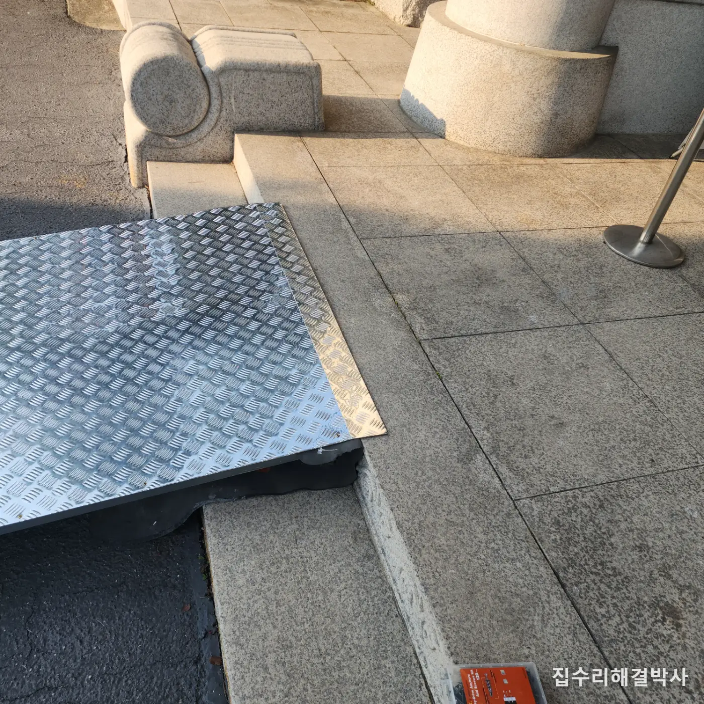 대리석 계단을 뚫지 않고 세우는 경사로 — 행사 끝나면 흔적 없이 걷어냅니다 시공 사진 6