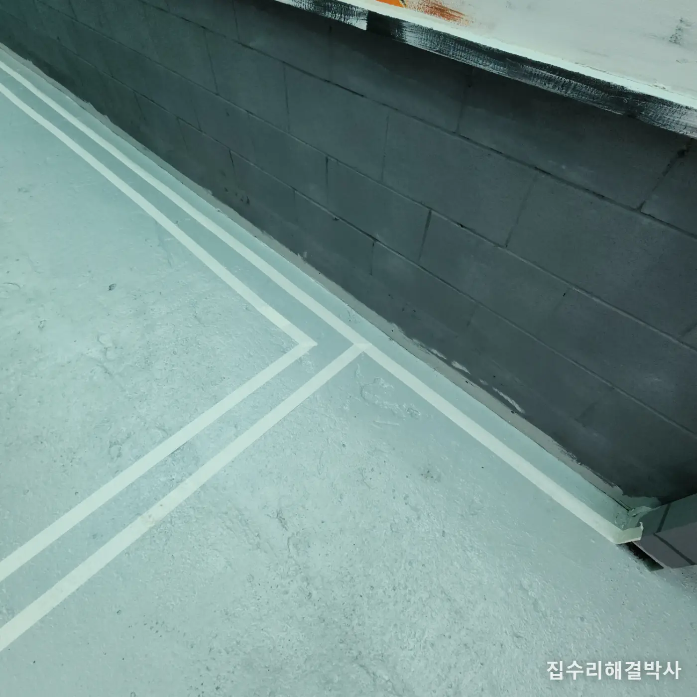 주차라인은 그리기 전이 일입니다 — 바닥을 만들어야 페인트가 붙습니다 시공 사진 2
