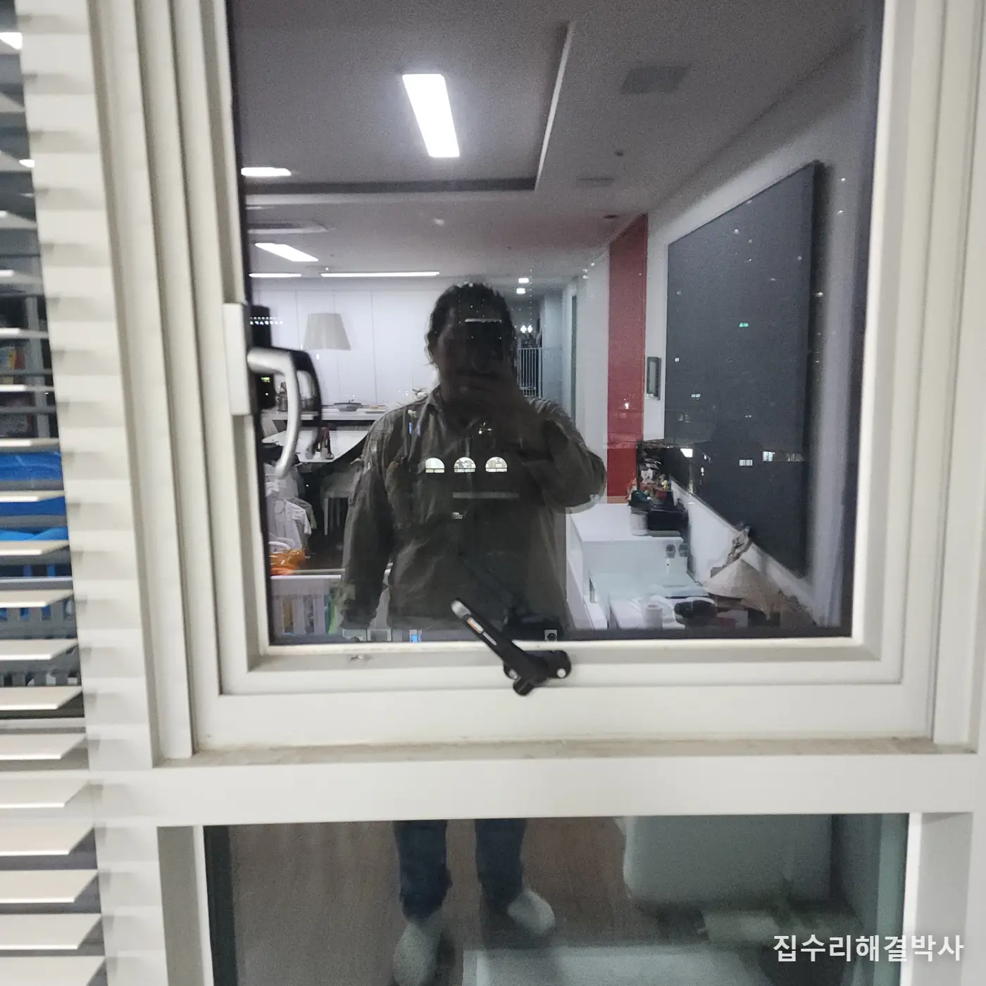 지게이아 손잡이 시스템창이 안 잠길 때 — 문틀 락킹 문제면 미닫이 잠금장치로 시공 사진 7