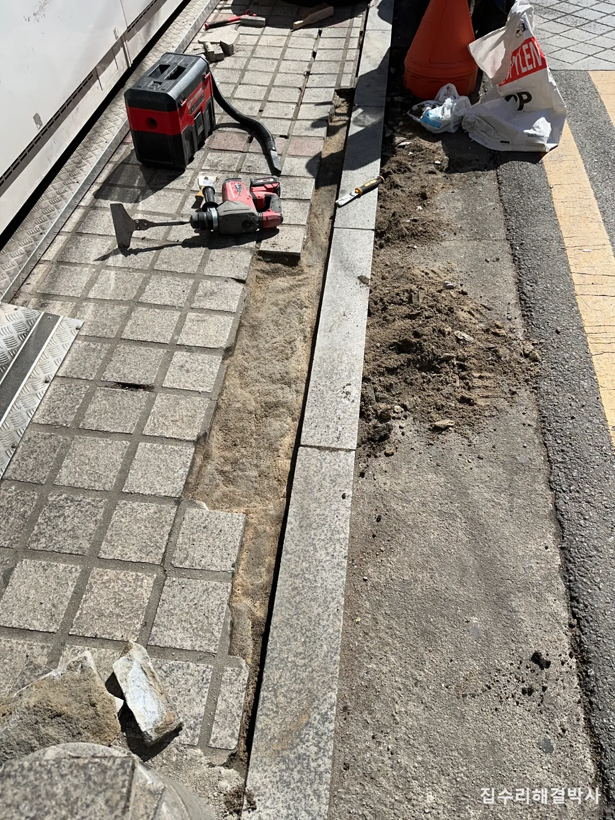 상계동 건물 출입구 화강석 타일 덜컥거림  깨진 줄눈 철거하고 판을 직접 재단해 교체