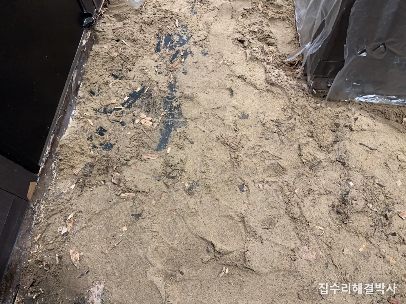 누수로 방음 바닥이 울렁일 때 — 썩은 부위를 도려내고 말린 뒤 마감하는 부분 철거 시공 사진 6