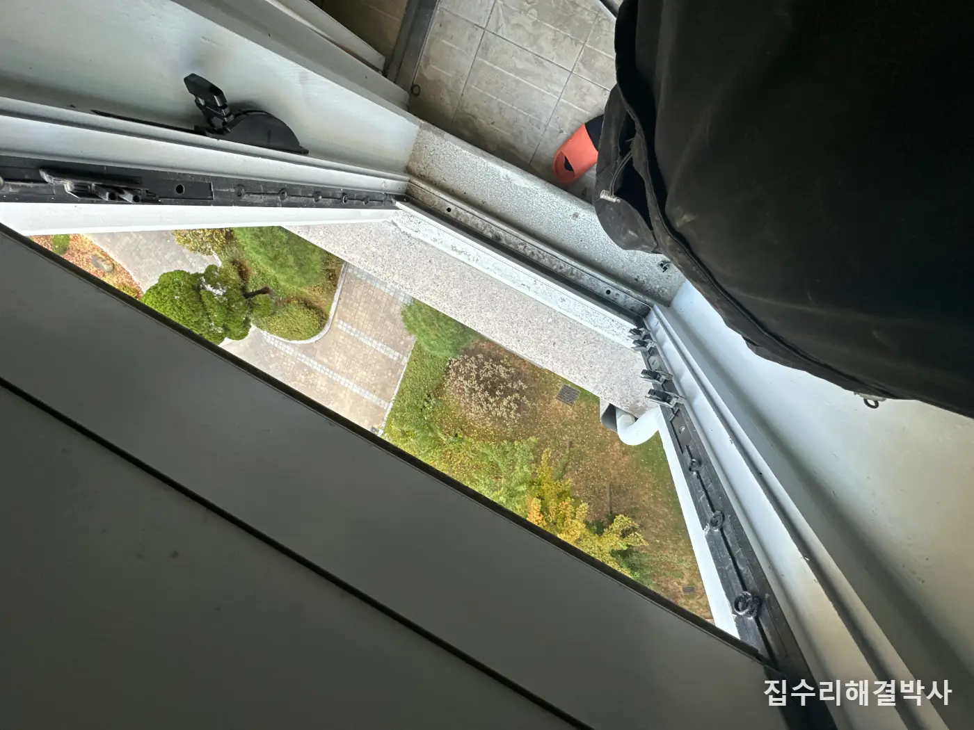 통창 시스템루버창이 반만 안 될 때 — 위아래 틀이 없어도 절반만 개조합니다 시공 사진 4