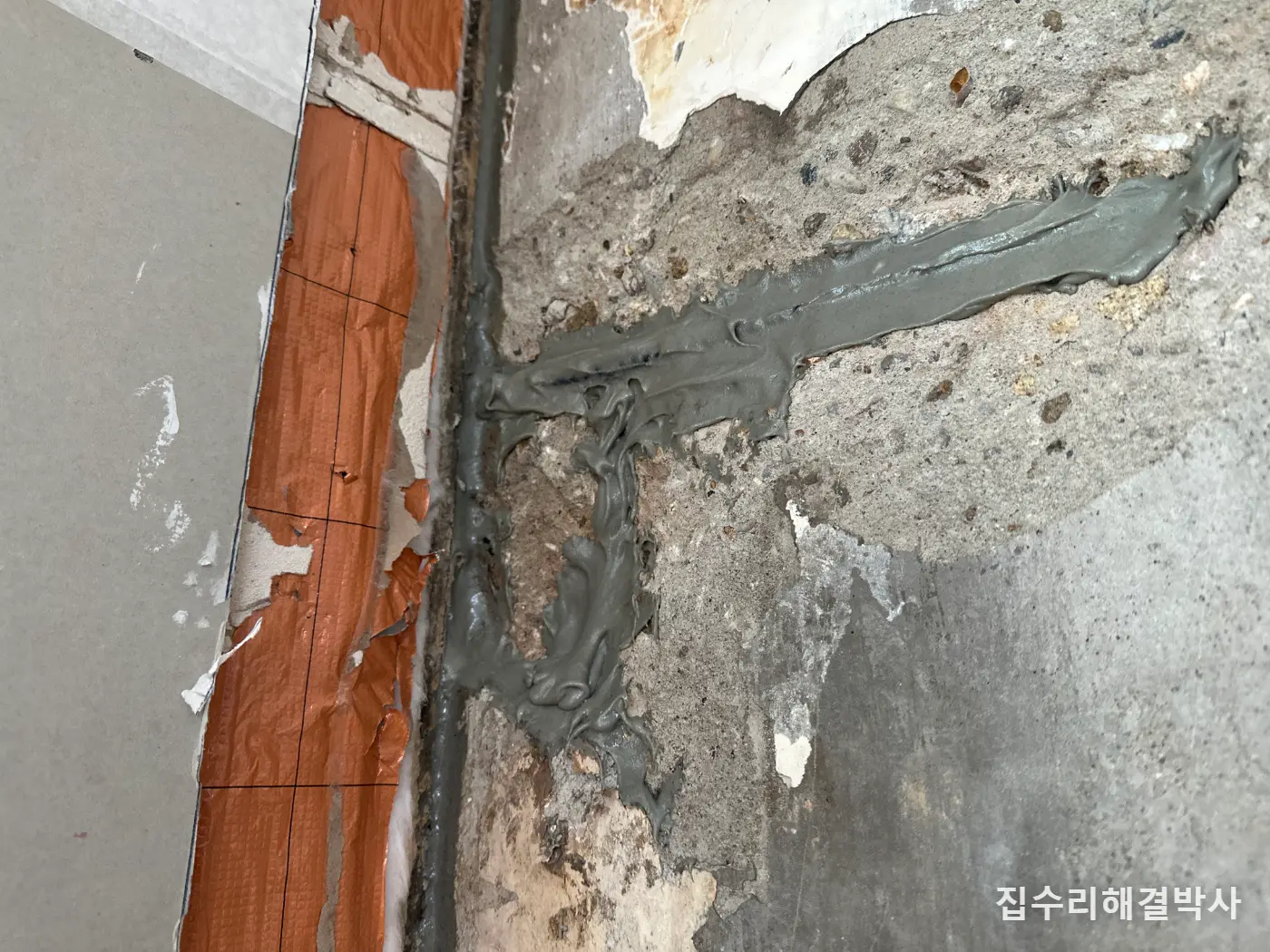 녹슨 철근으로 망가진 아파트 벽 — 녹 제거부터 미장·석고판·도배까지 복원 시공 사진 4