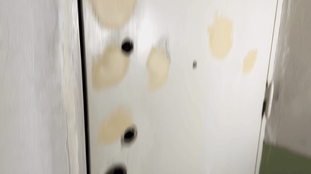 페인트가 두껍고 스티커 자국이 파인 방화문 — 앞면만 방염필름으로 마감 작업 전