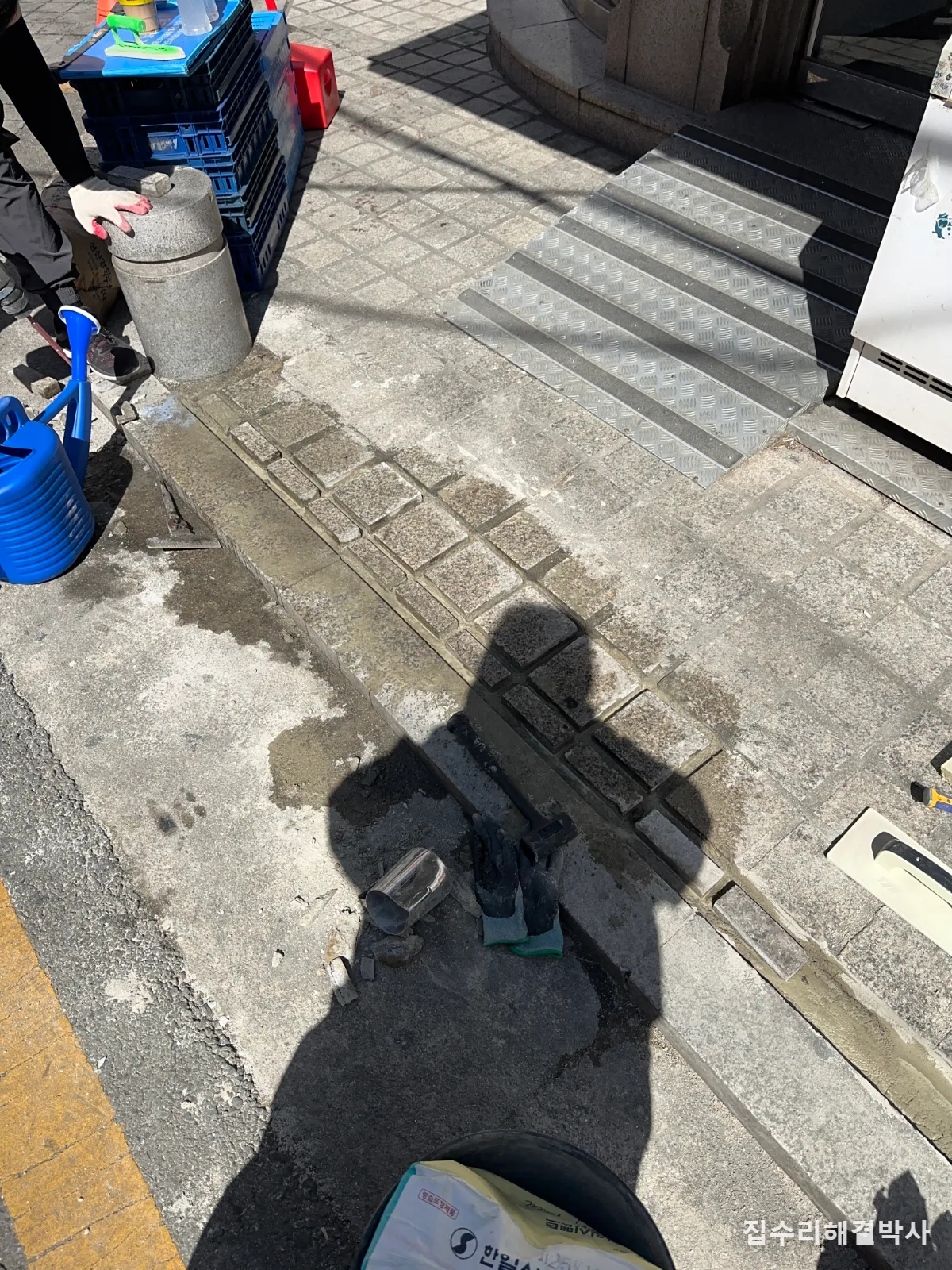 상계동 건물 출입구 화강석 타일 덜컥거림  깨진 줄눈 철거하고 판을 직접 재단해 교체 시공 사진 1