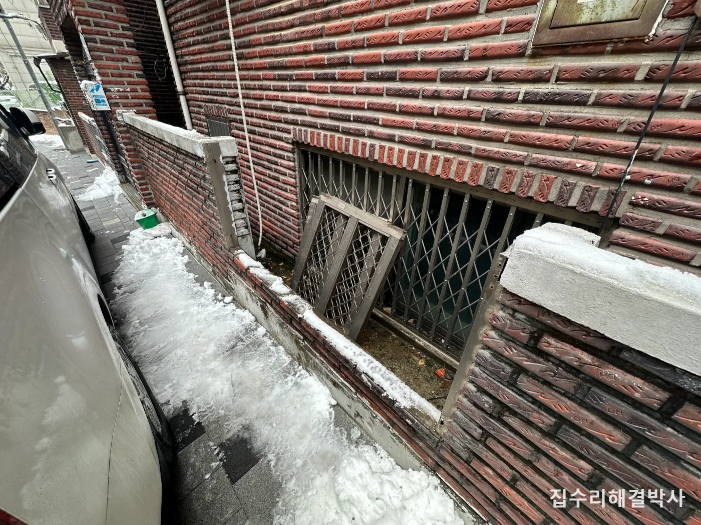 밟혀 떨어진 담벼락 알루미늄 문 — 경첩 자리에 맞춰 테두리를 가공해 리벳 체결 시공 사진 4