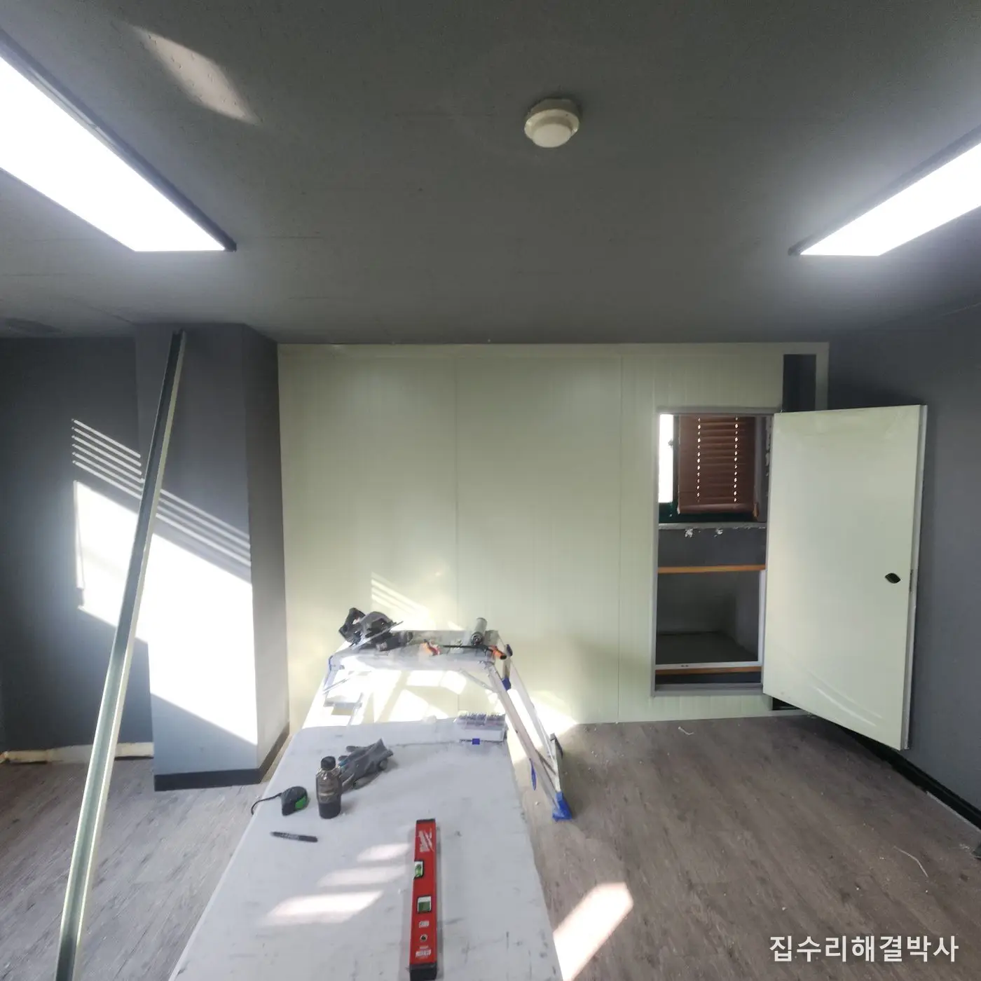 판넬 가벽을 거의 세운 모습