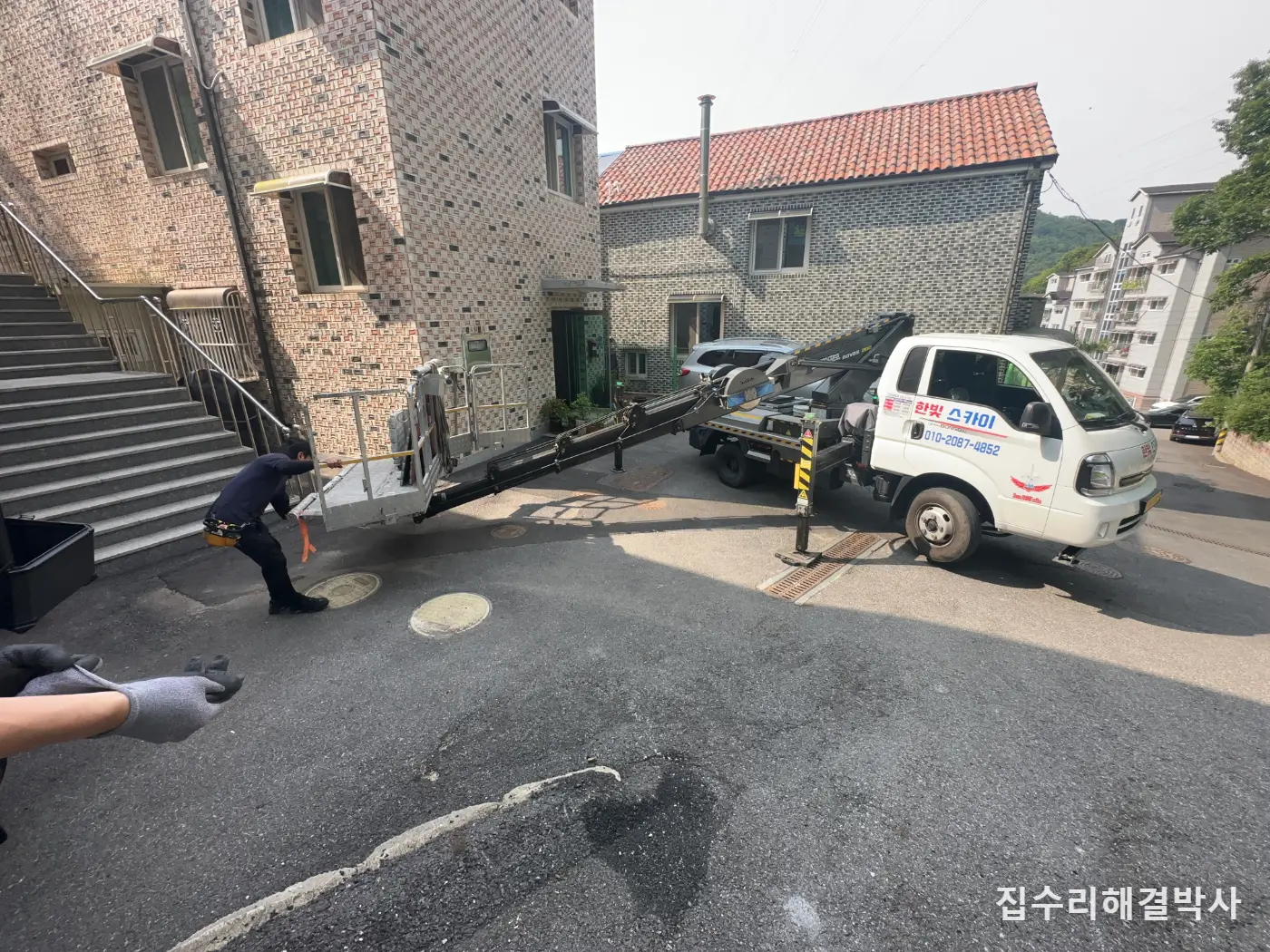폭설에 휘어진 처마 빗물받이 — 휜 데만 펴면 다음 겨울에 같은 자리가 또 휩니다 시공 사진 1