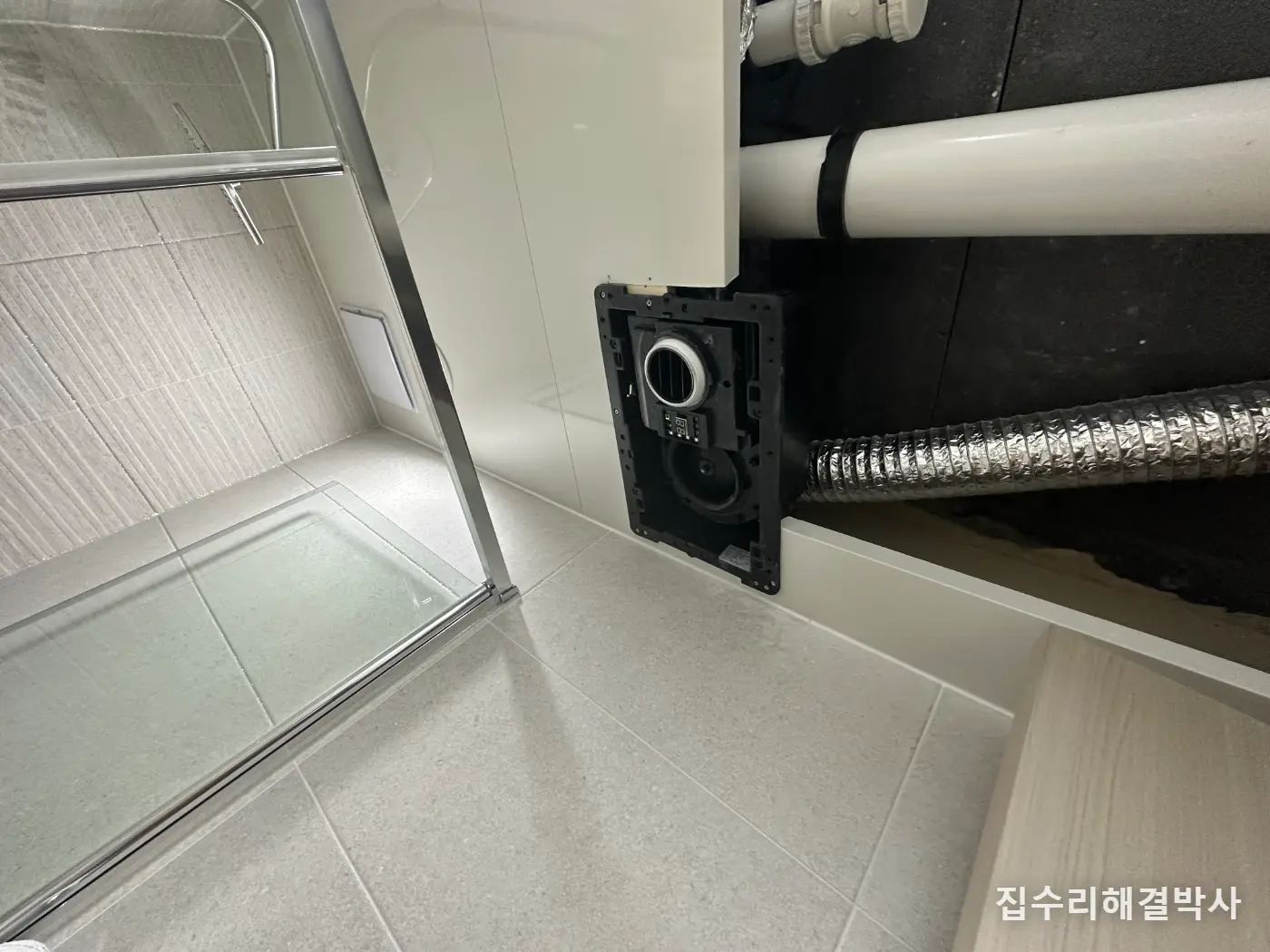 휴젠뜨 설치 위치는 세면대 앞쪽 기준 — 천정 속 보고 정하고 보강한 거실 화장실 시공 사진 5