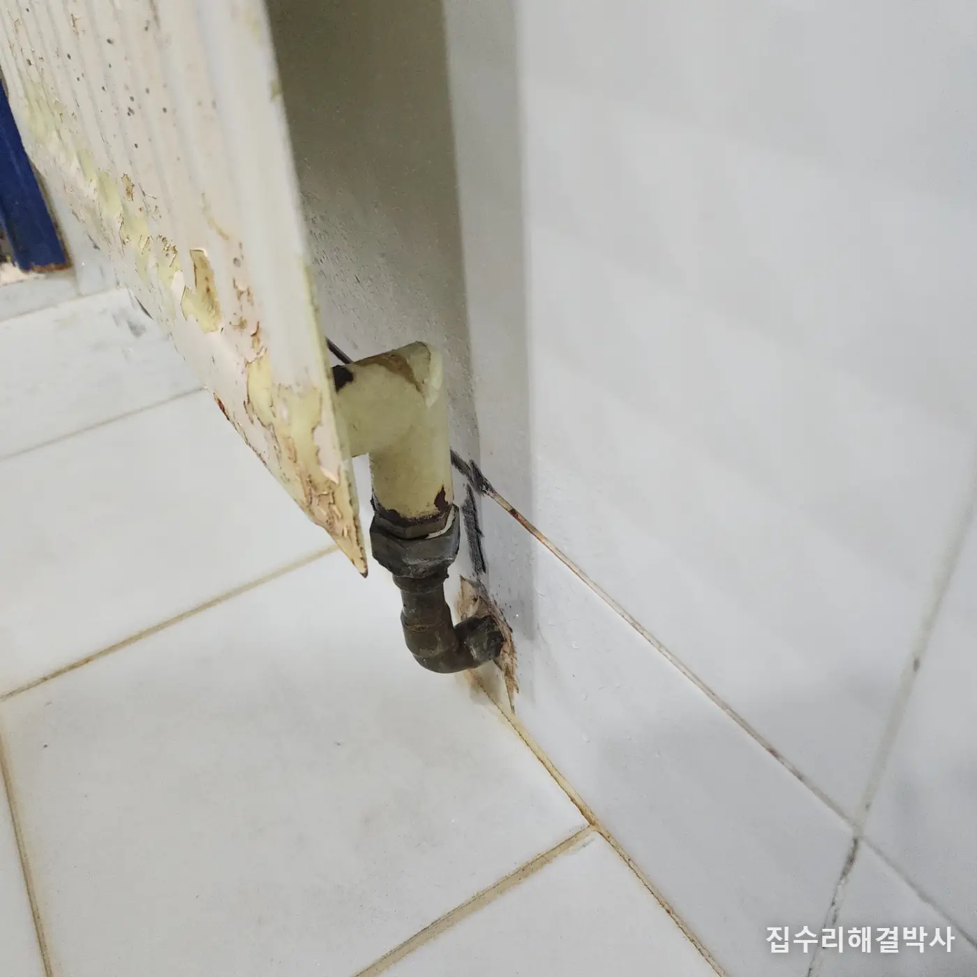 화장실 라디에이터에서 물이 샐 때 — 떼어내고 스텐 주름관으로 직관 연결하는 방법