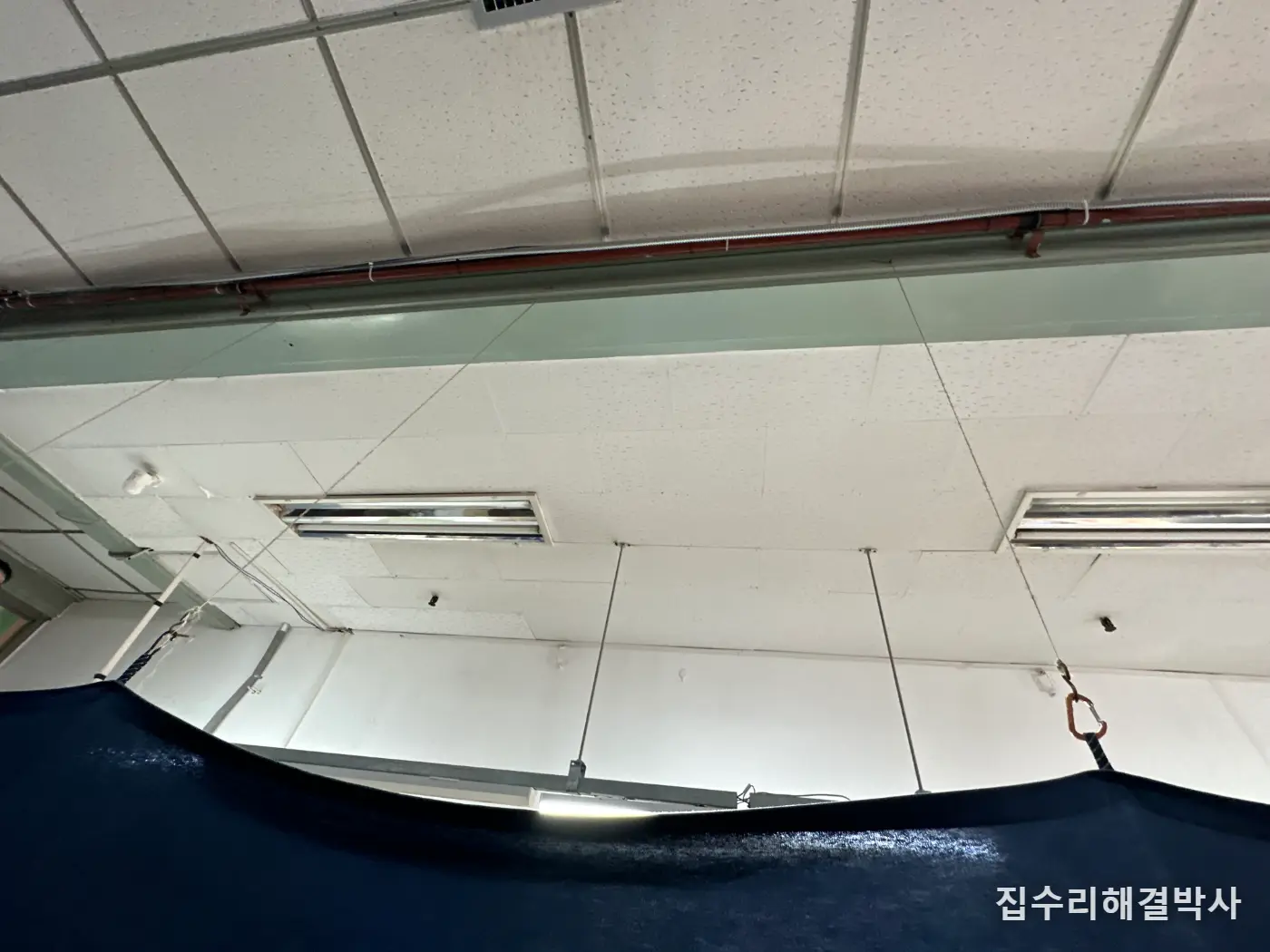 오래된 상가 천장석고가 깨졌는데 단종이라면 — 같은 자재를 구해 깨진 곳만 교체 시공 사진 7