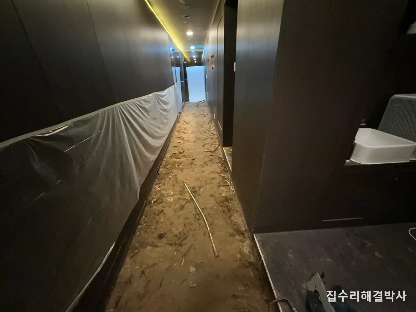 누수로 방음 바닥이 울렁일 때 — 썩은 부위를 도려내고 말린 뒤 마감하는 부분 철거 시공 사진 4