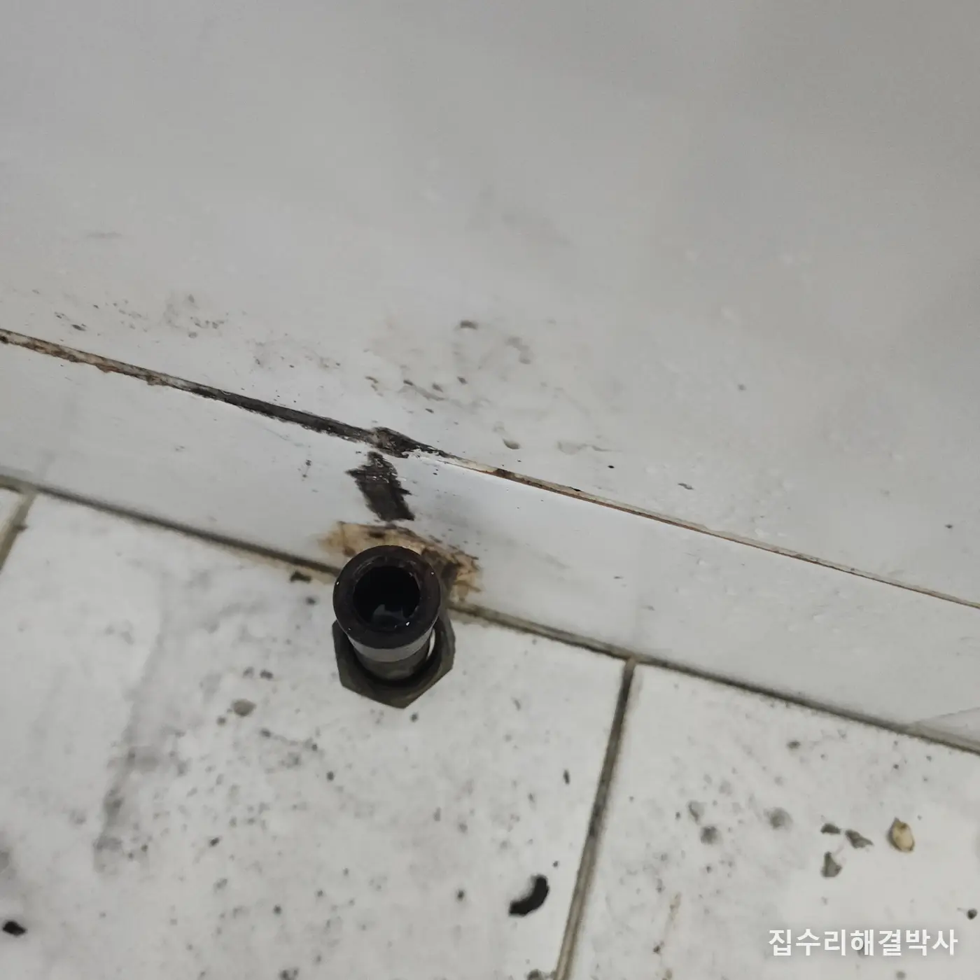 화장실 라디에이터에서 물이 샐 때 — 떼어내고 스텐 주름관으로 직관 연결하는 방법 시공 사진 4