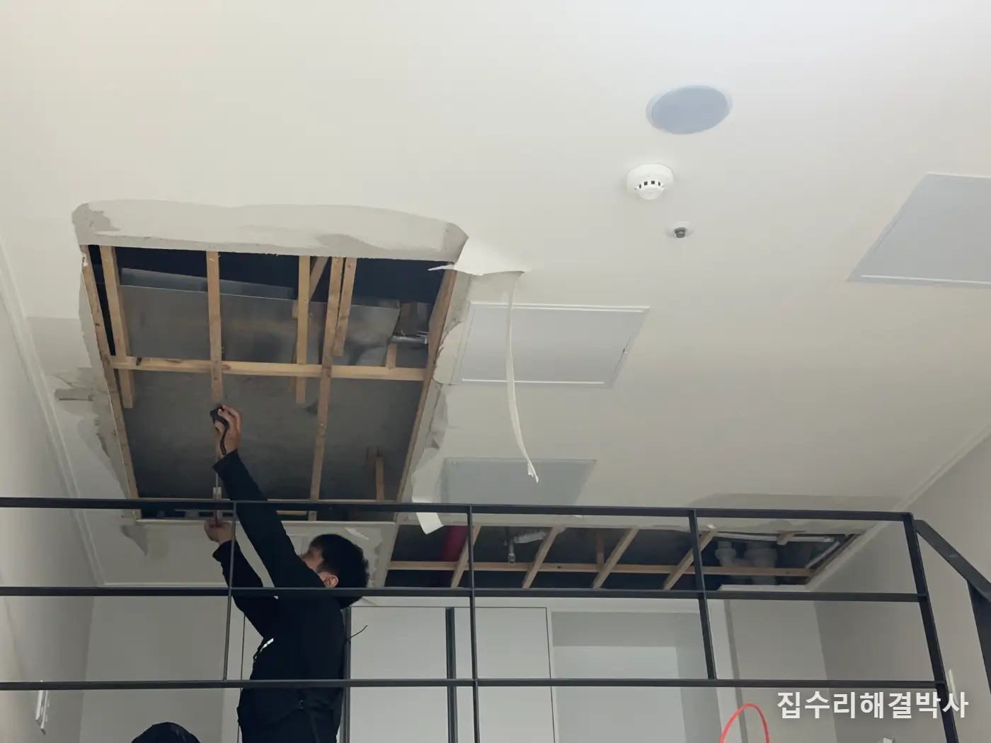 윗집 누수로 천정과 벽이 상했을 때 — 도배부터 하면 안 되는 이유와 복층 오피스텔 복구 순서 시공 사진 7