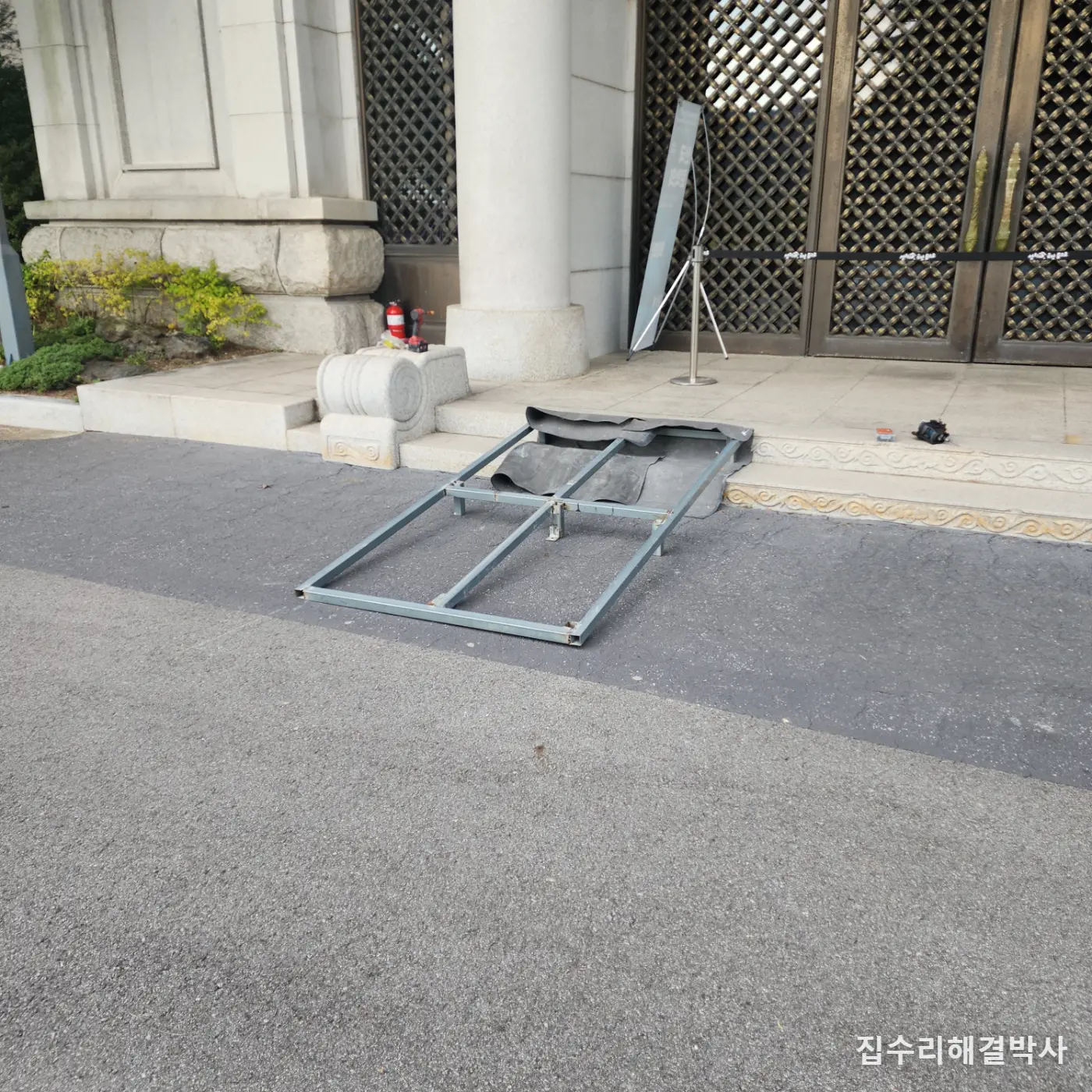 대리석 계단을 뚫지 않고 세우는 경사로 — 행사 끝나면 흔적 없이 걷어냅니다 시공 사진 1
